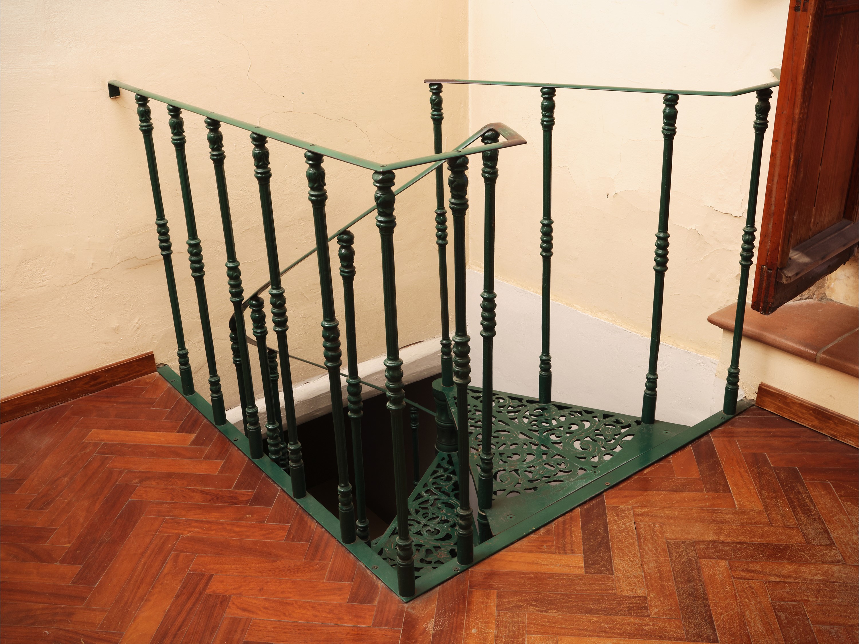 Scala a chiocciola in ghisa laccata verde, inizio XX secolo