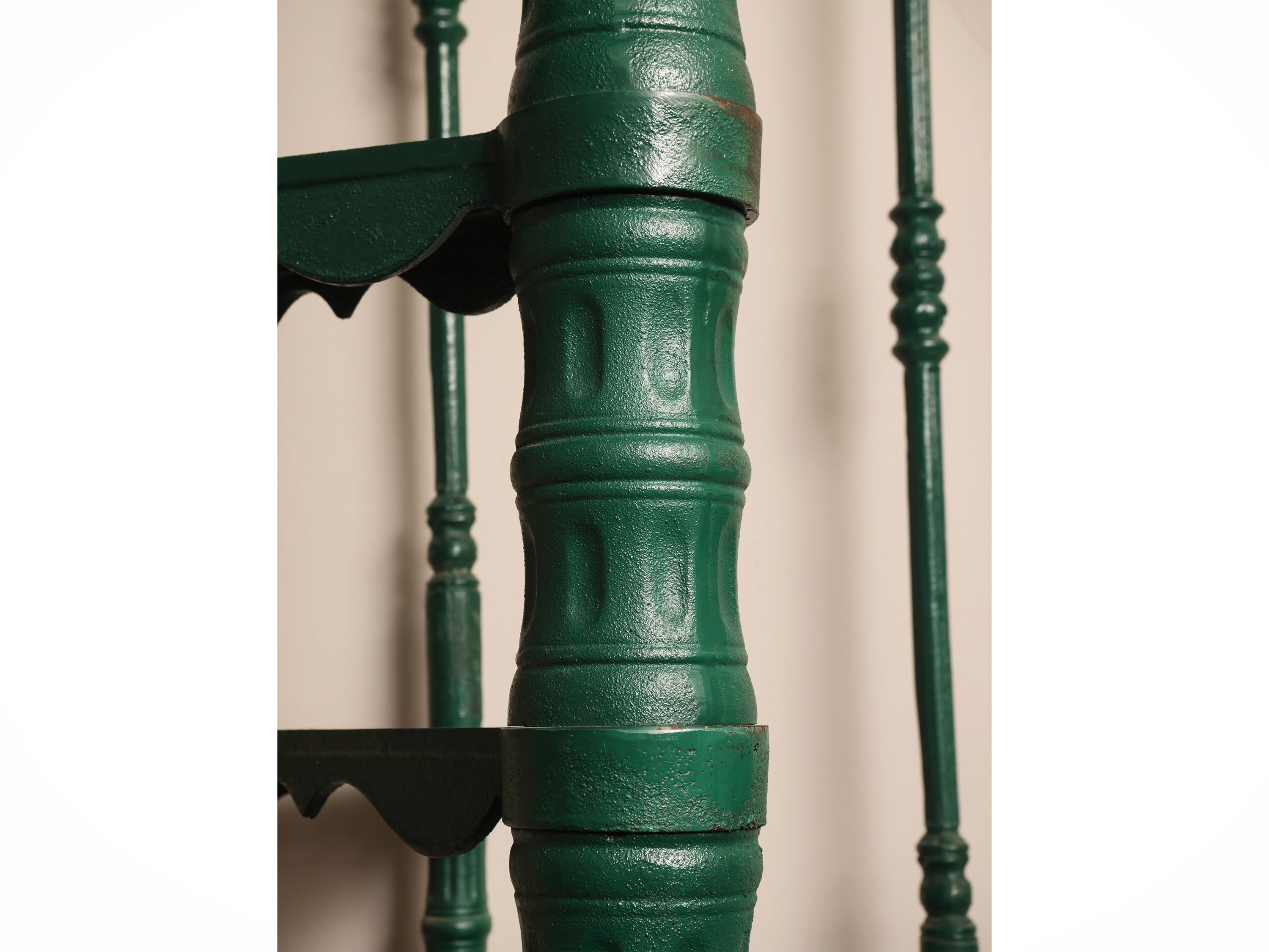 Scala a chiocciola in ghisa laccata verde, inizio XX secolo