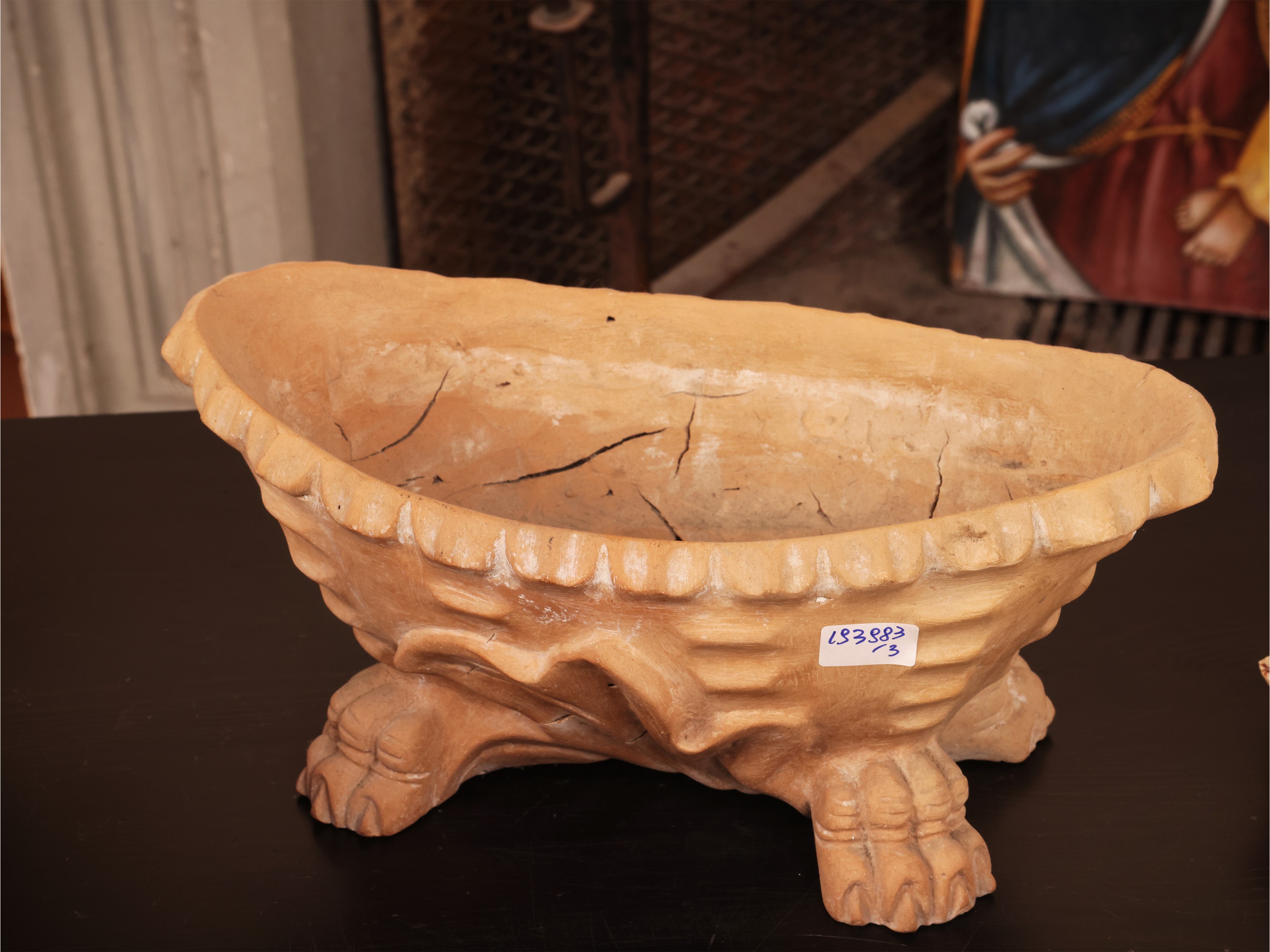 Tre vasi in terracotta, balaustro decorato, troncoconico e a coppa (prima metà del XX secolo)