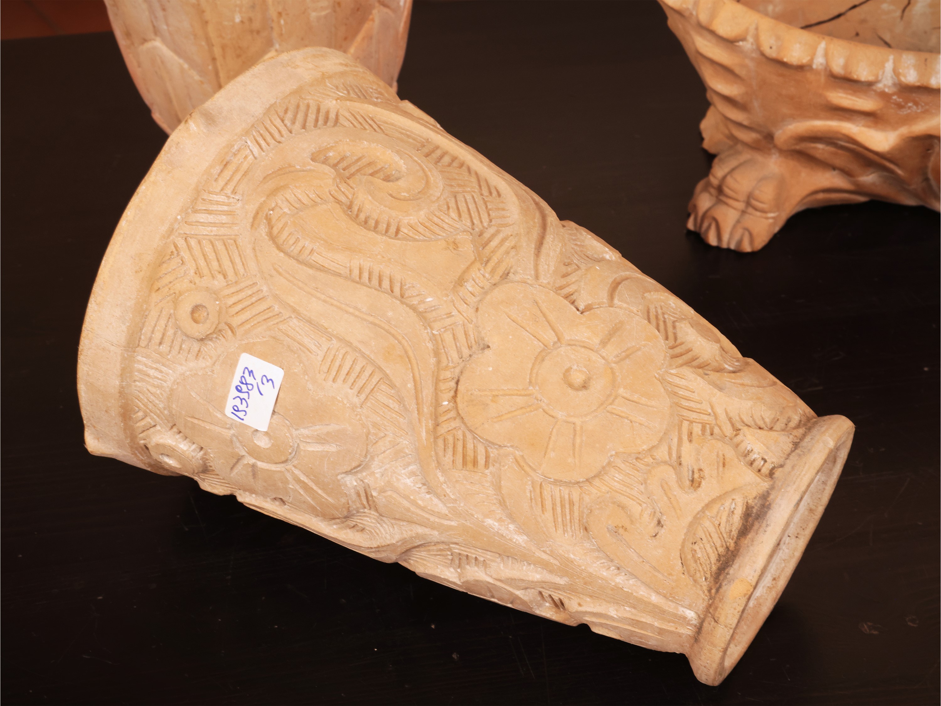 Tre vasi in terracotta, balaustro decorato, troncoconico e a coppa (prima metà del XX secolo)