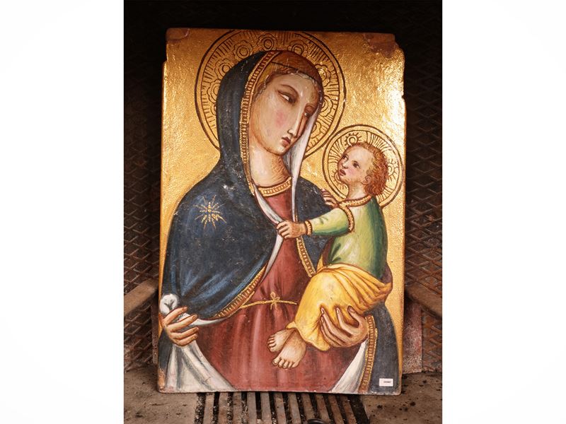 XX secolo, Madonna col Bambino, formella in terracotta dipinta e lumeggiata in oro