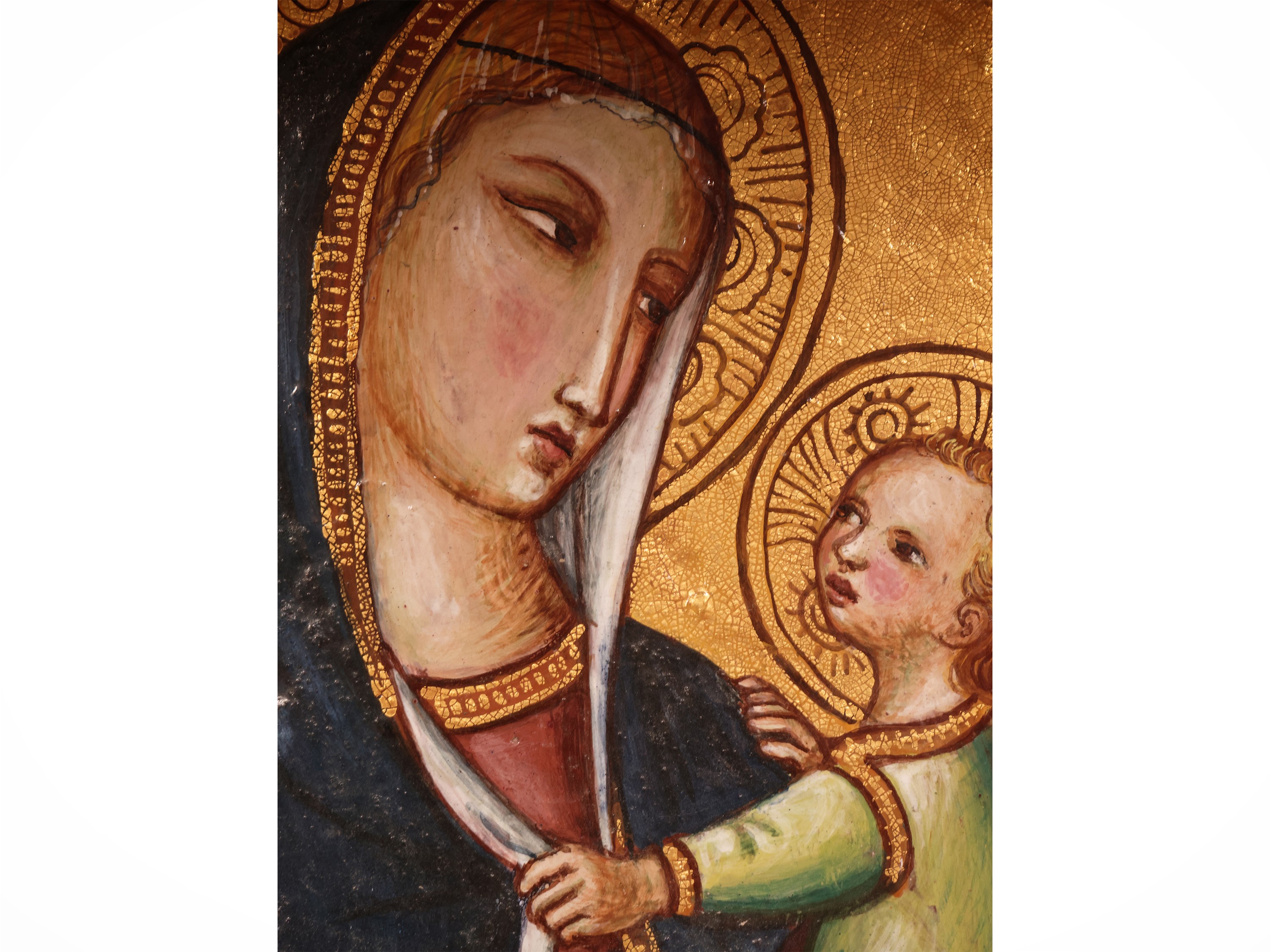 XX secolo, Madonna col Bambino, formella in terracotta dipinta e lumeggiata in oro
