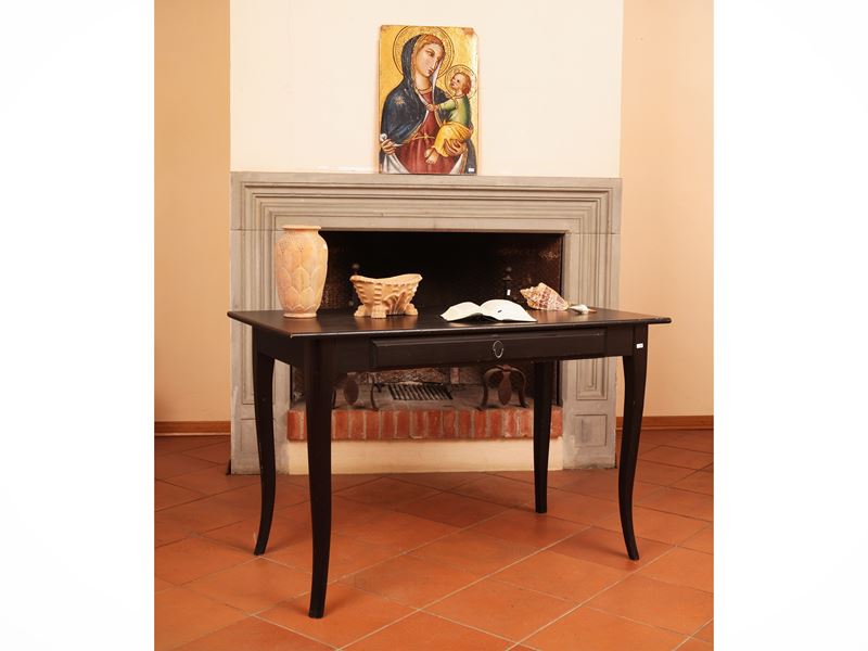 Tavolino ebanizzato, h 74 x 118 x 60 cm