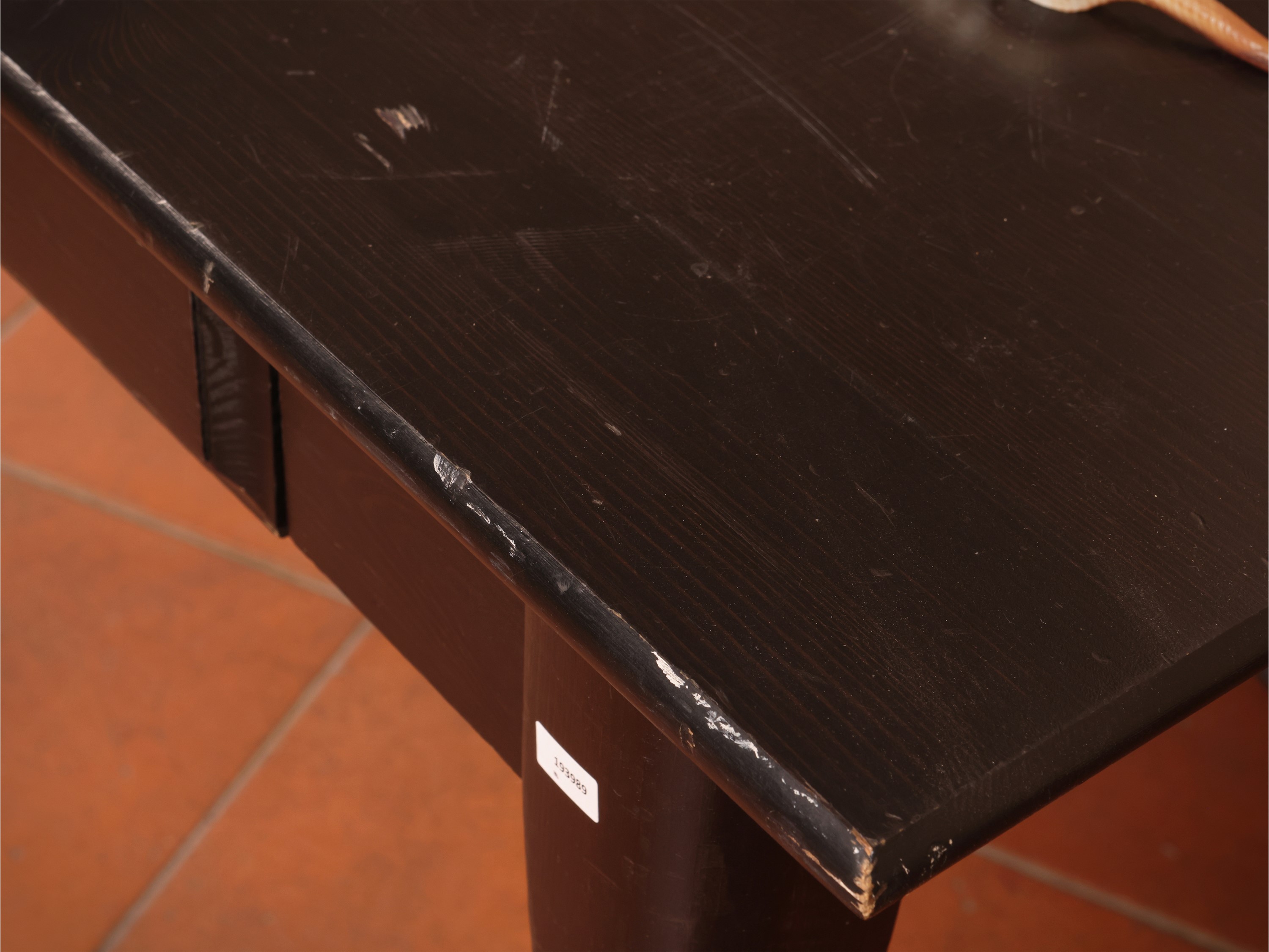 Tavolino ebanizzato, h 74 x 118 x 60 cm