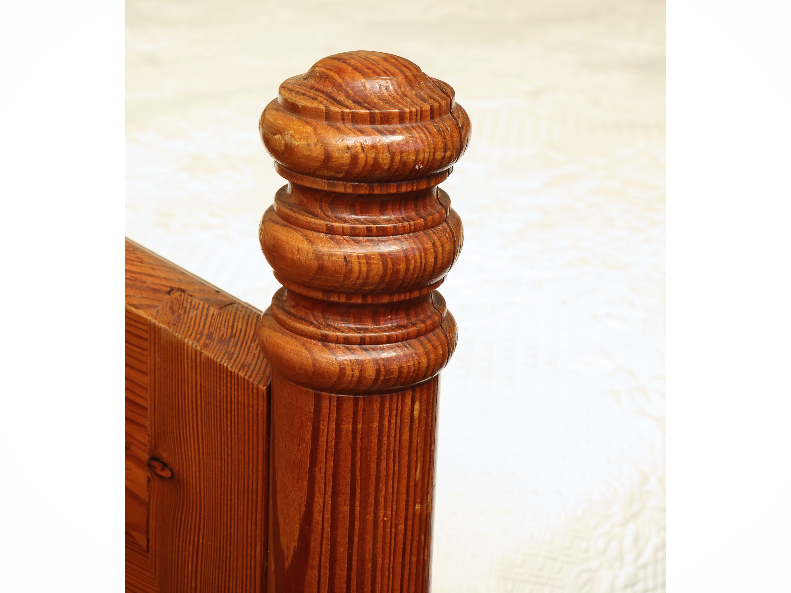Letto matrimoniale rustico, legno tenero (prima metà del XX secolo)