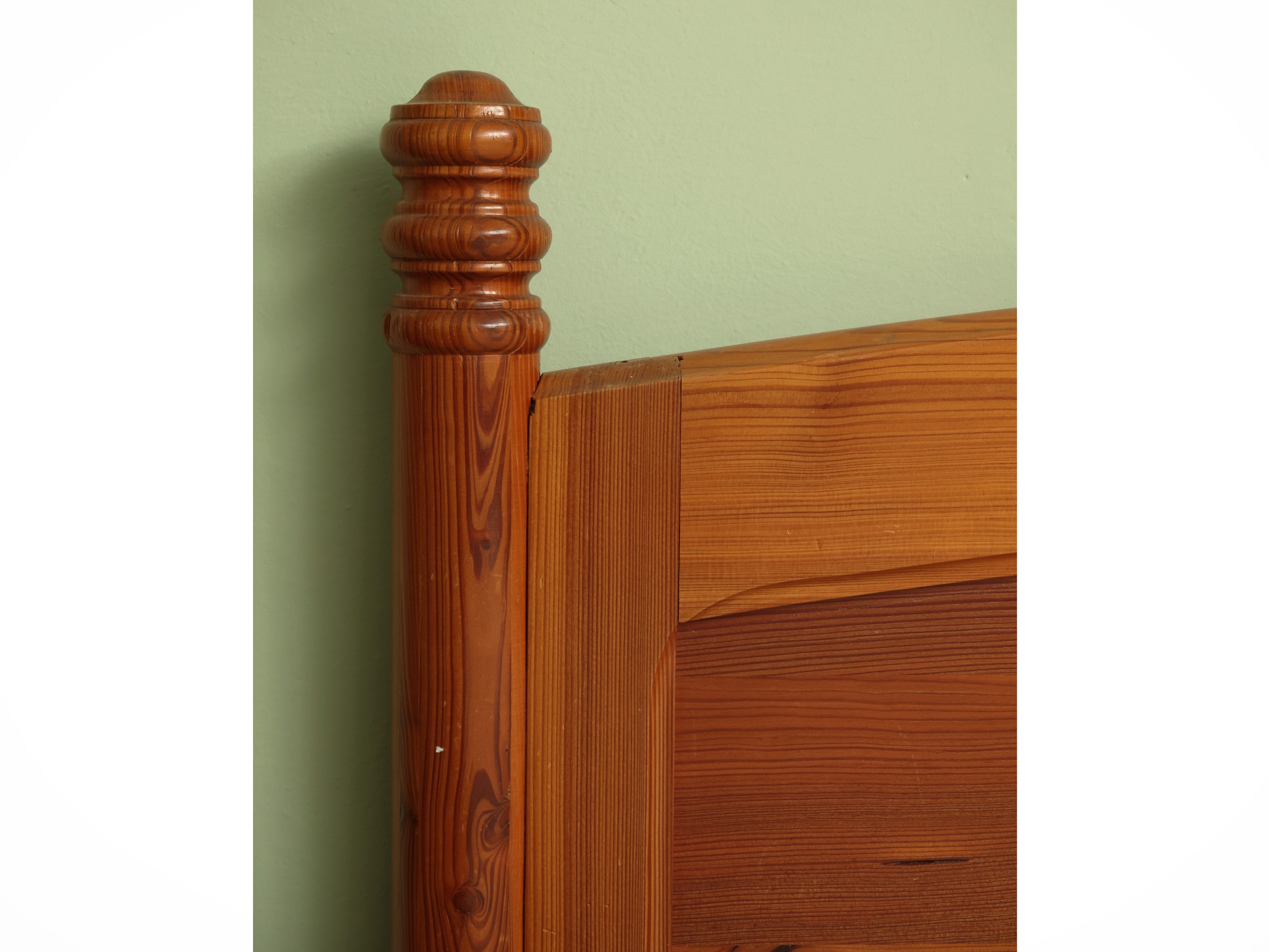 Letto matrimoniale rustico, legno tenero (prima metà del XX secolo)