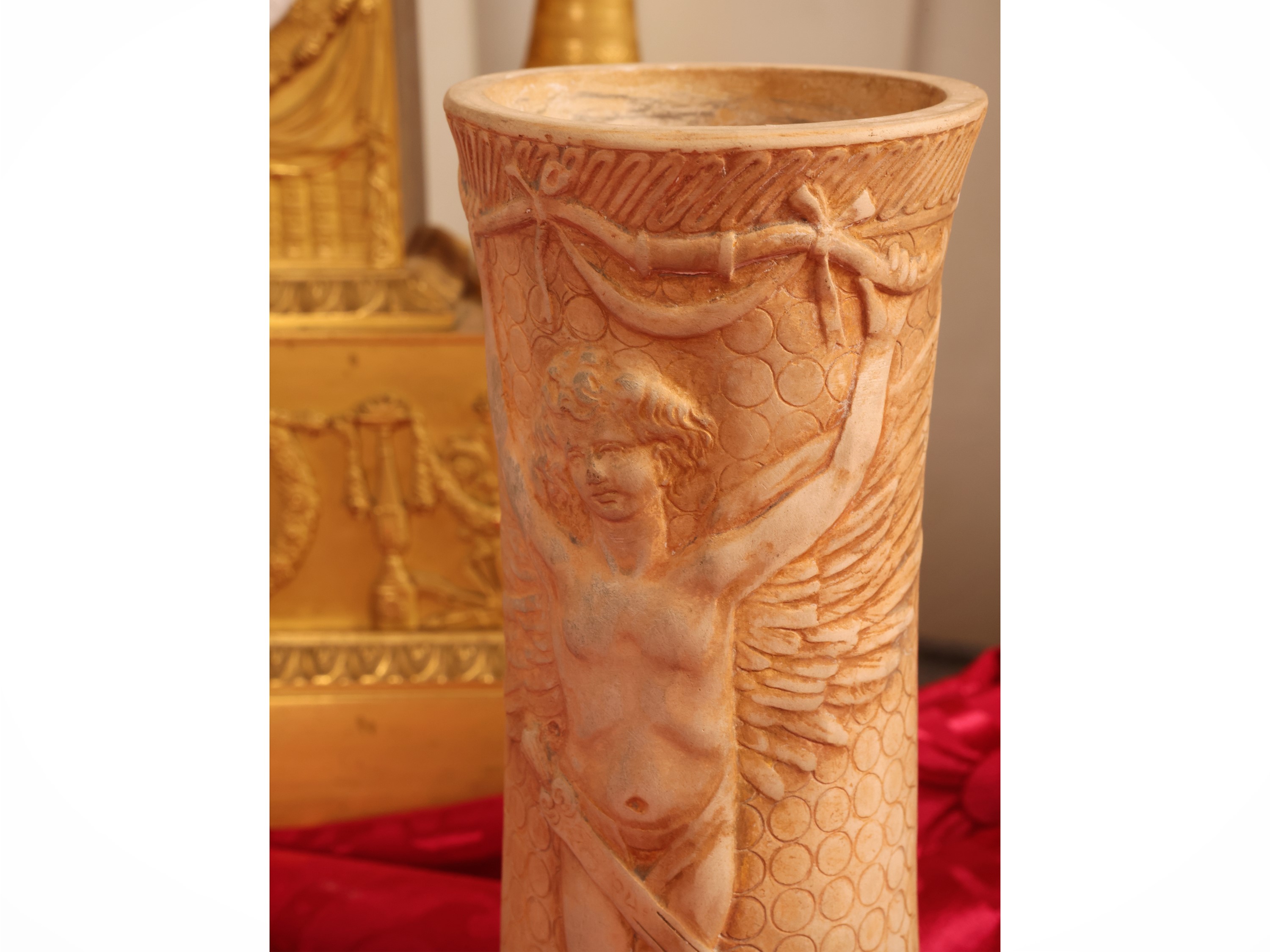 Vaso in terracotta istoriato, Allegoria dell’Amore vincitore (inizio XX secolo)