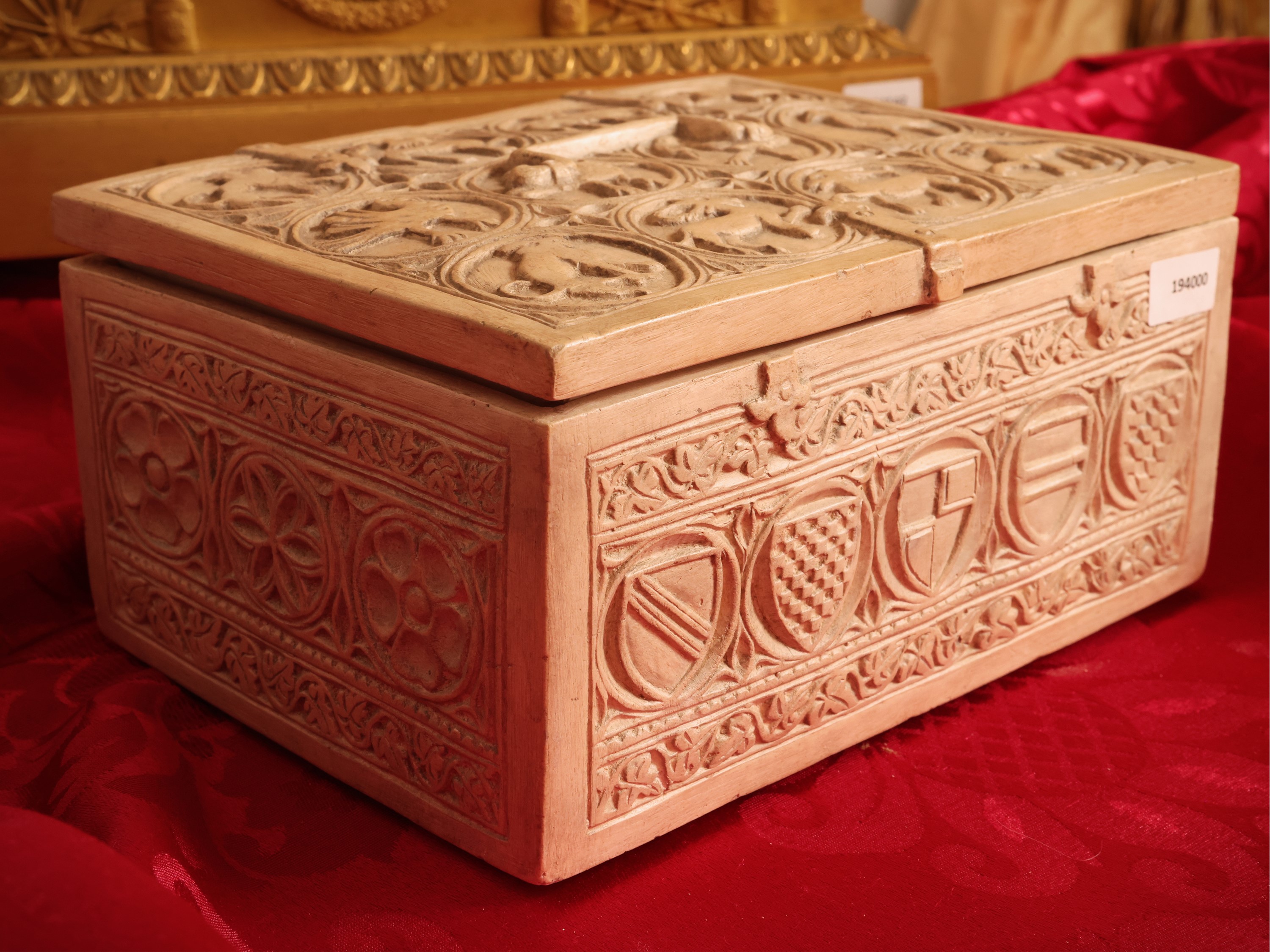 Scrigno in terracotta istoriato, inizio XX secolo