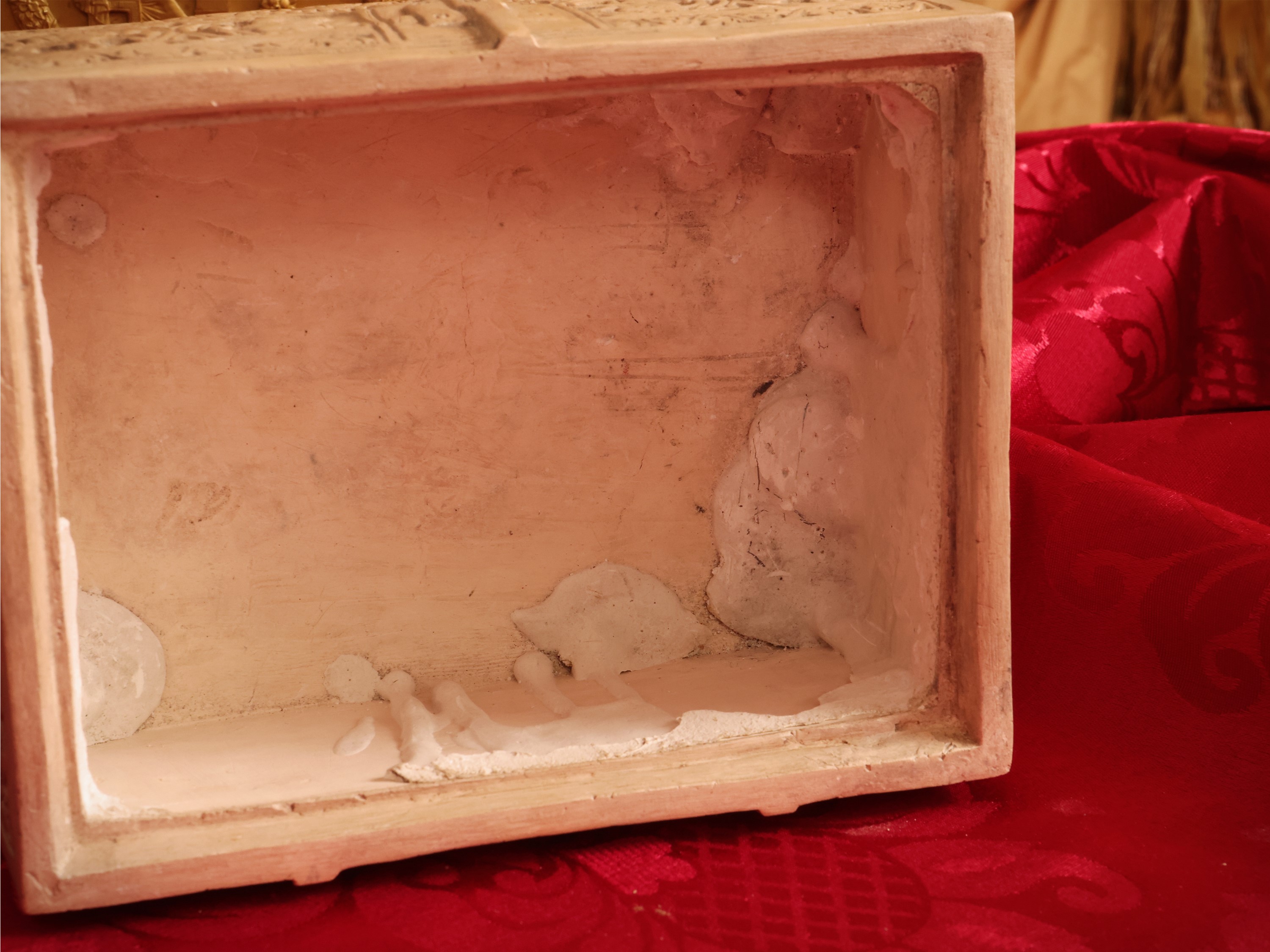 Scrigno in terracotta istoriato, inizio XX secolo