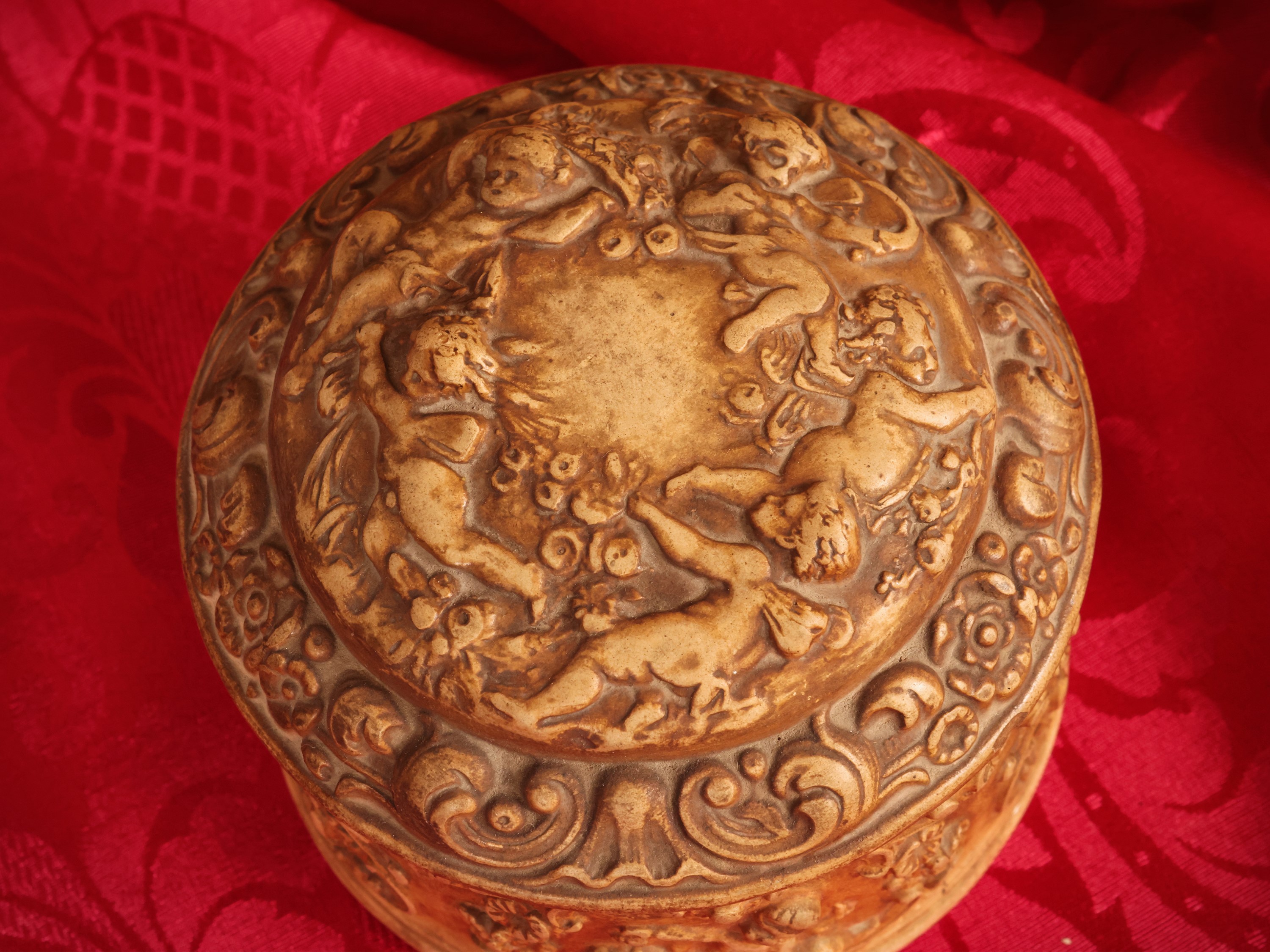 Scatola cilindrica in terracotta istoriata con putti, inizio XX secolo