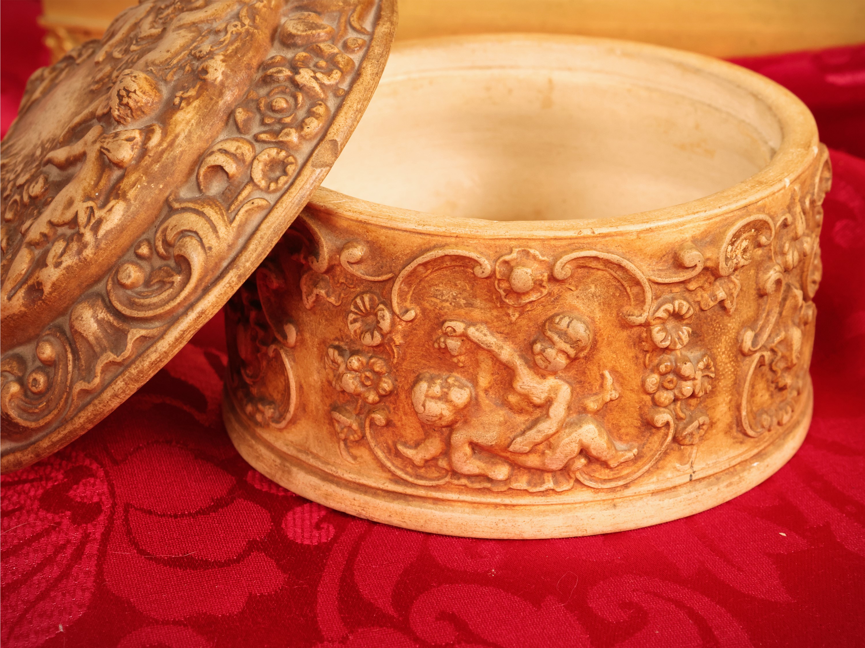 Scatola cilindrica in terracotta istoriata con putti, inizio XX secolo