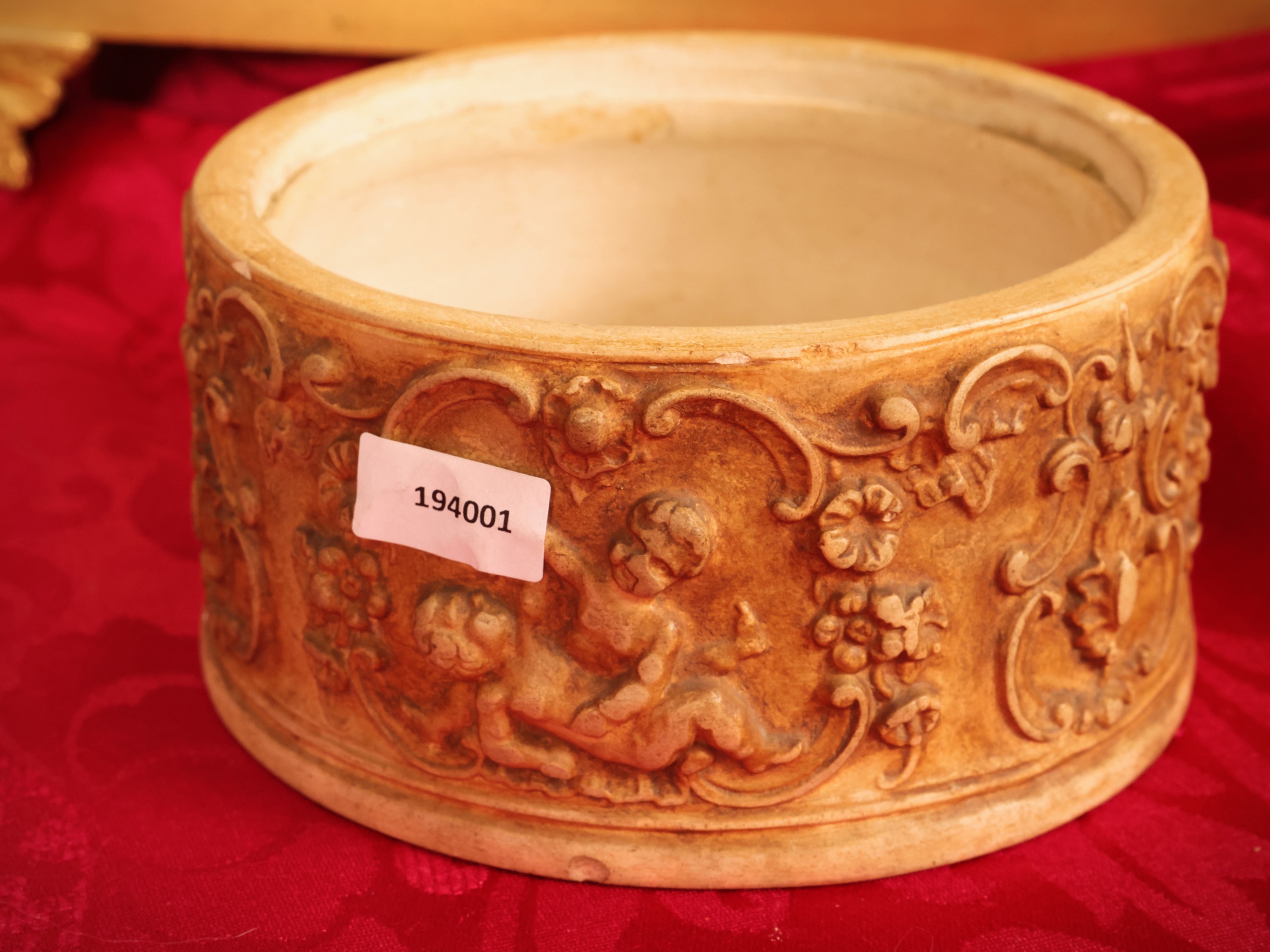 Scatola cilindrica in terracotta istoriata con putti, inizio XX secolo