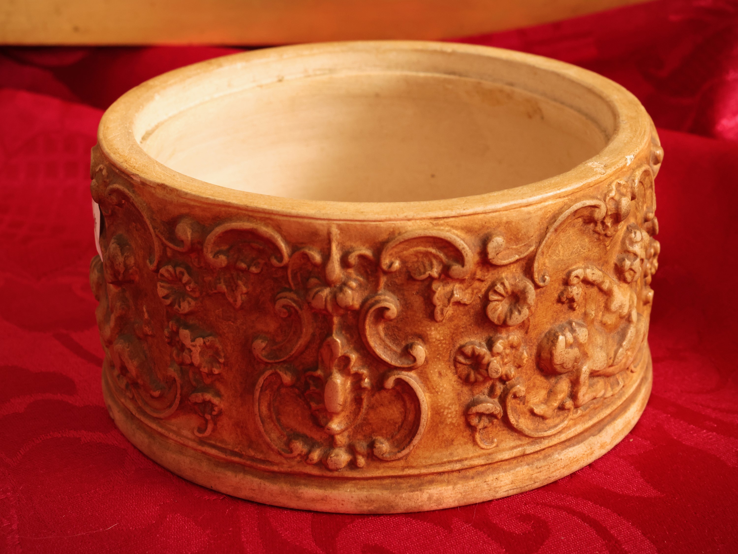 Scatola cilindrica in terracotta istoriata con putti, inizio XX secolo
