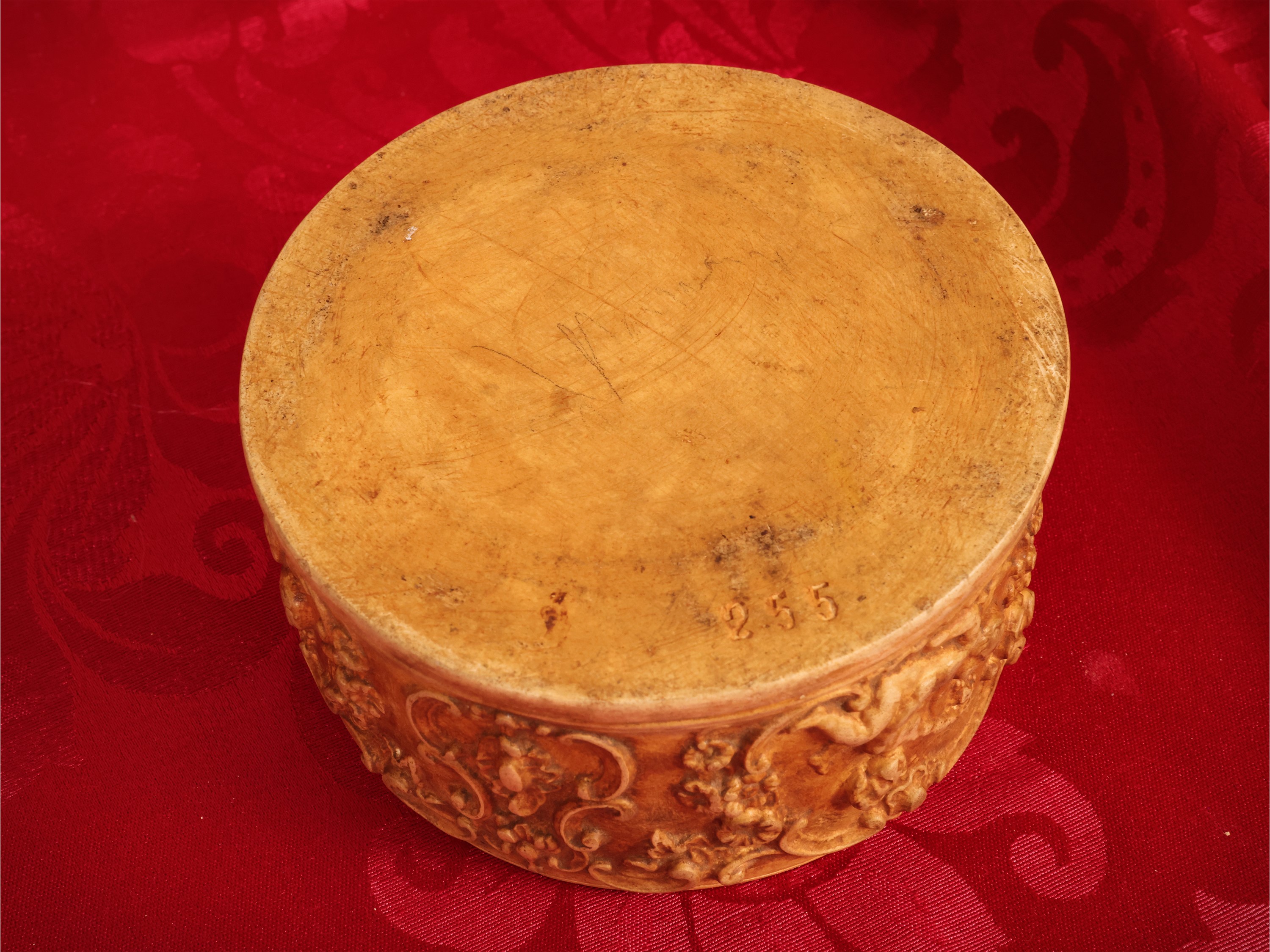 Scatola cilindrica in terracotta istoriata con putti, inizio XX secolo