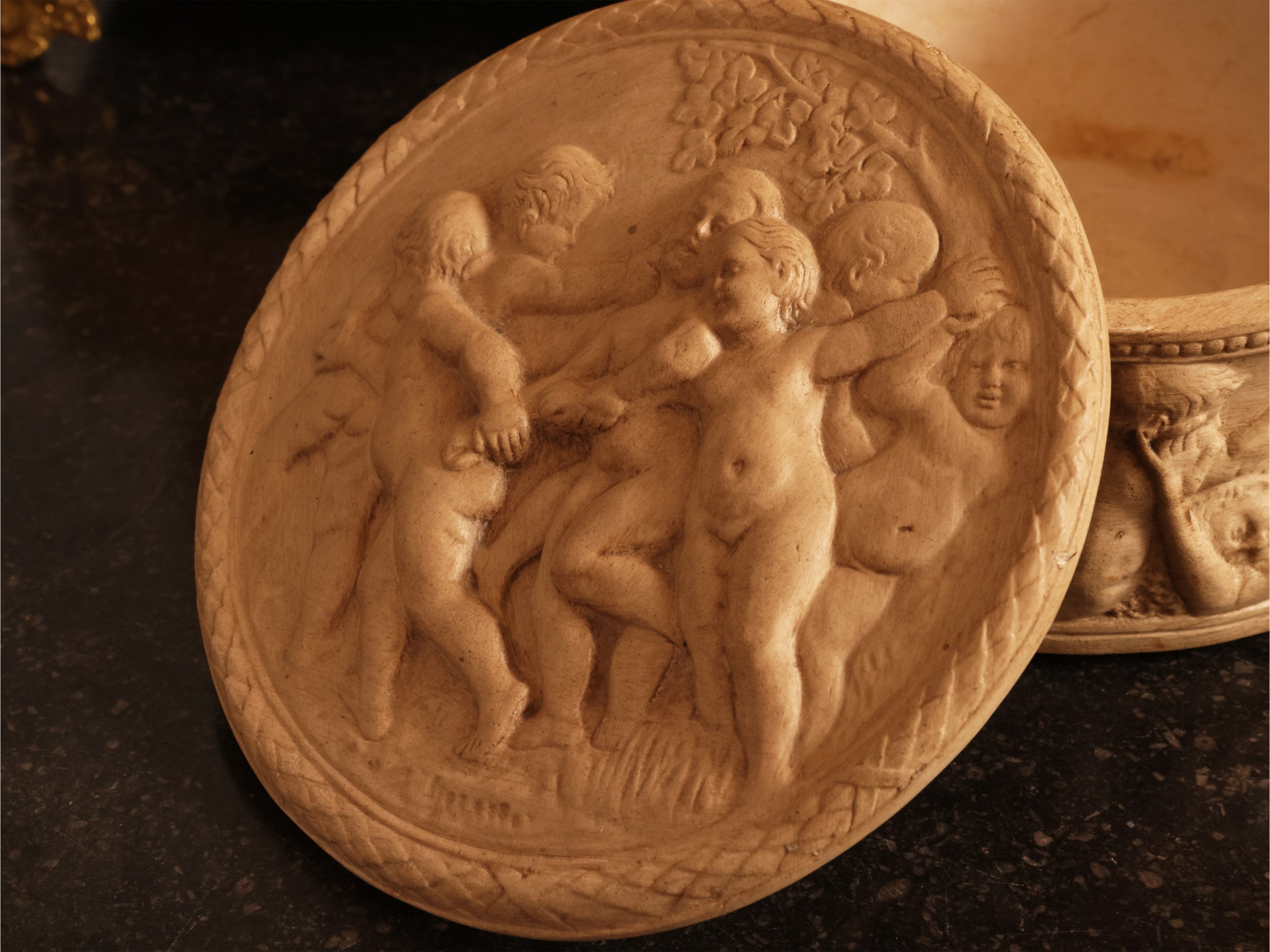 Dini e Cellai, Scatola in terracotta istoriata con putti
