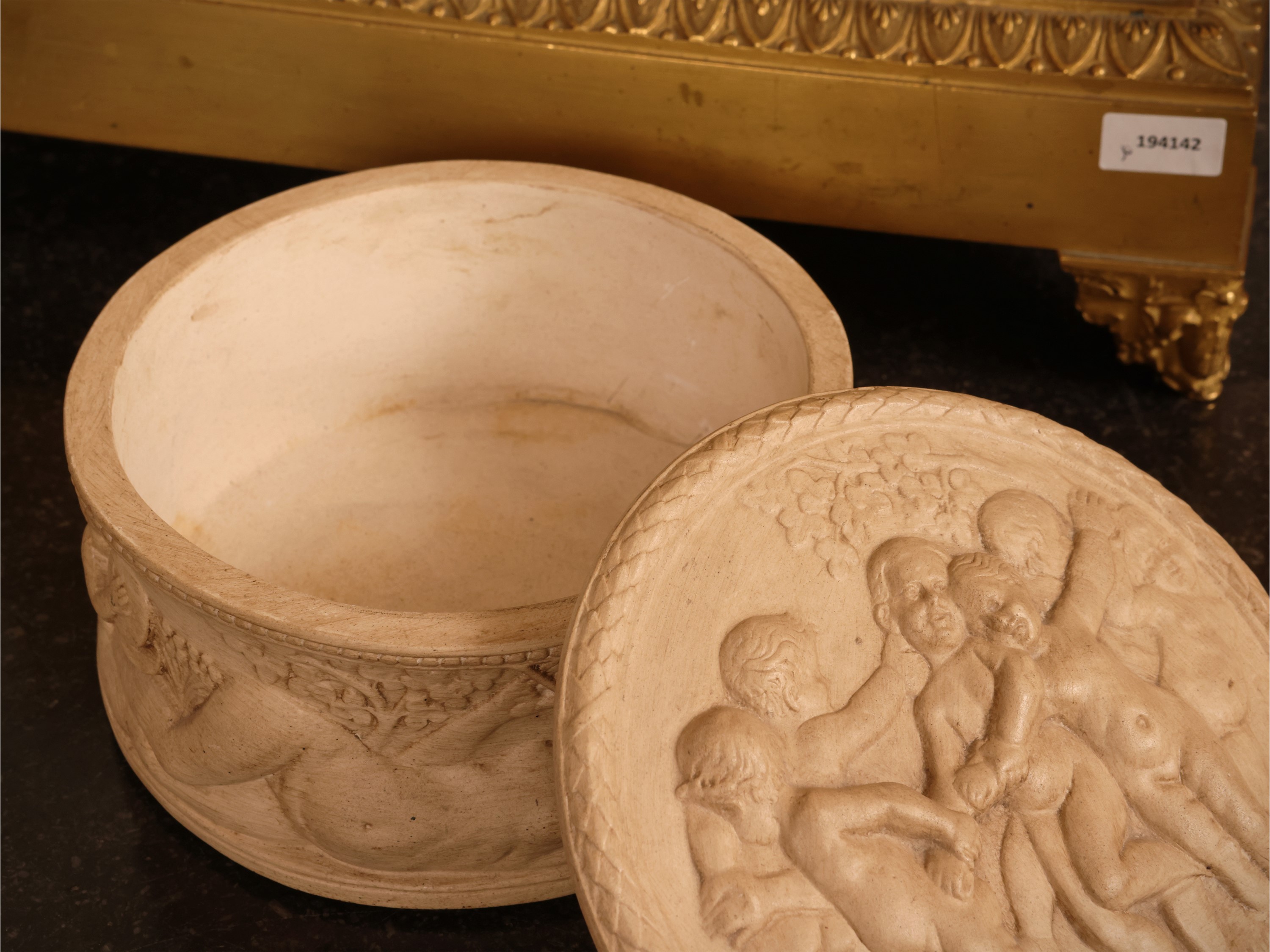 Dini e Cellai, Scatola in terracotta istoriata con putti