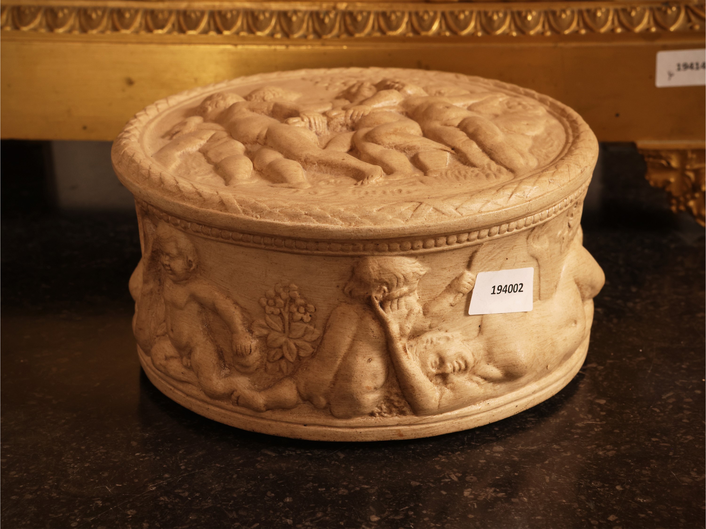 Dini e Cellai, Scatola in terracotta istoriata con putti