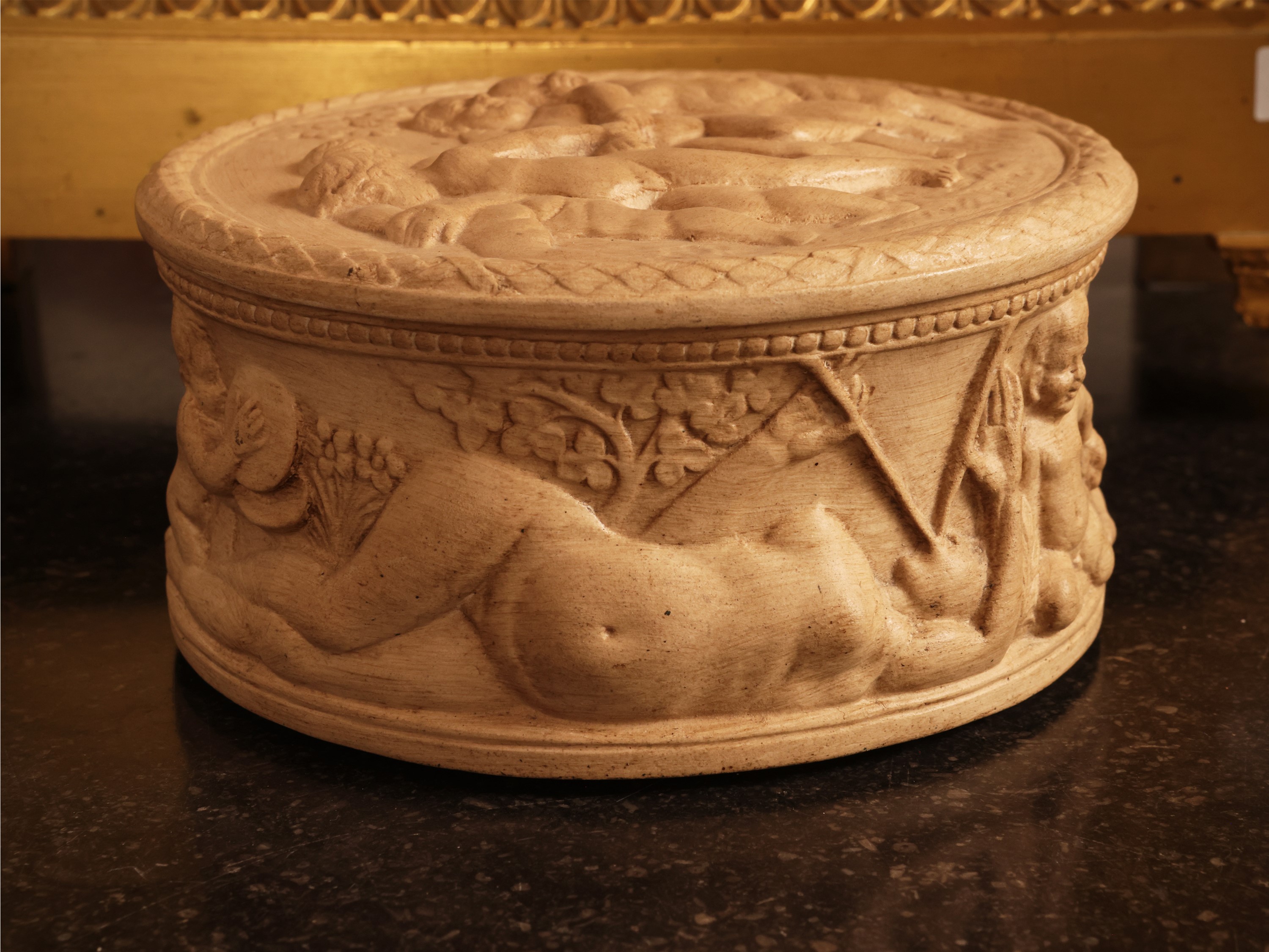 Dini e Cellai, Scatola in terracotta istoriata con putti