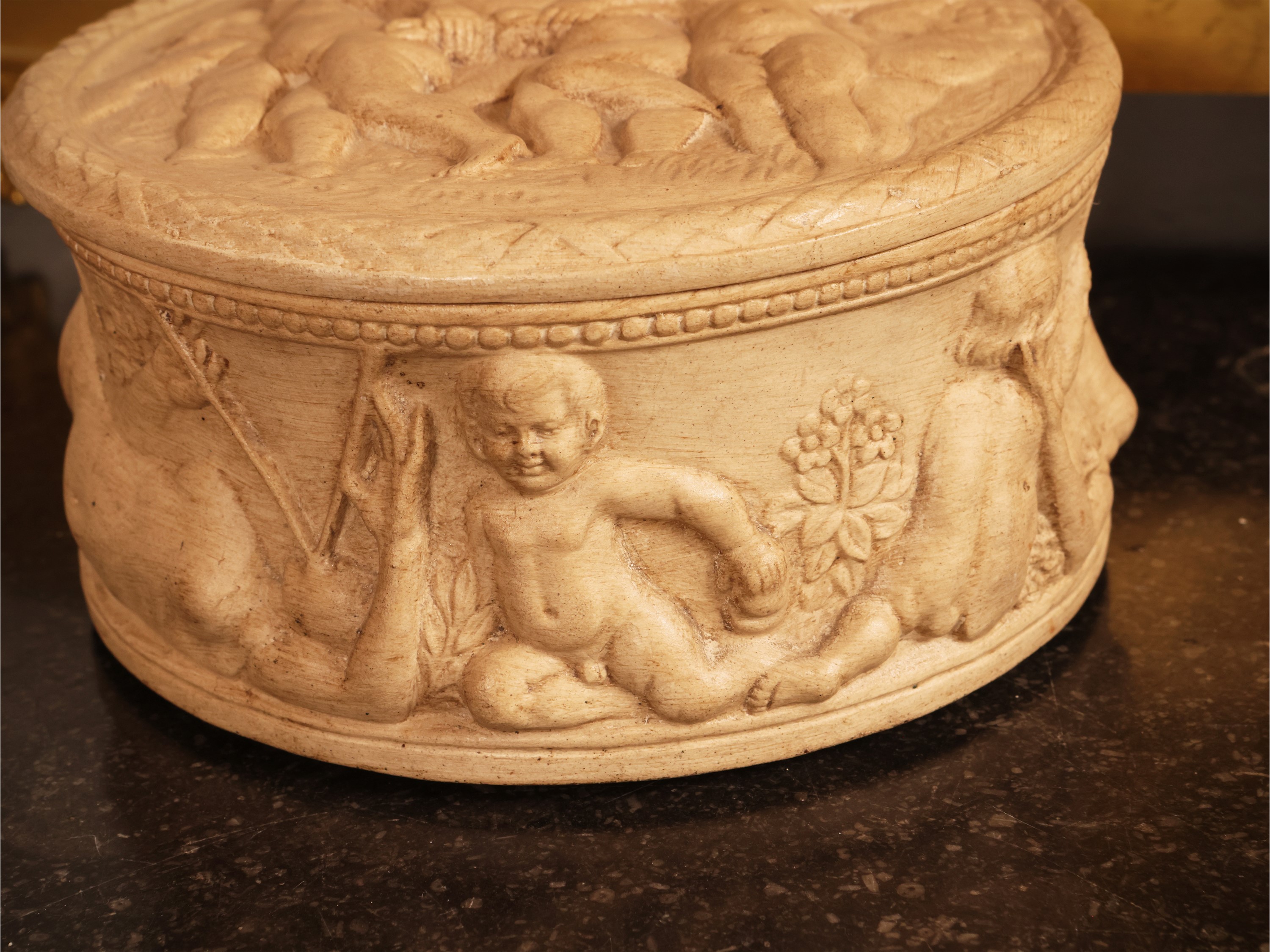 Dini e Cellai, Scatola in terracotta istoriata con putti