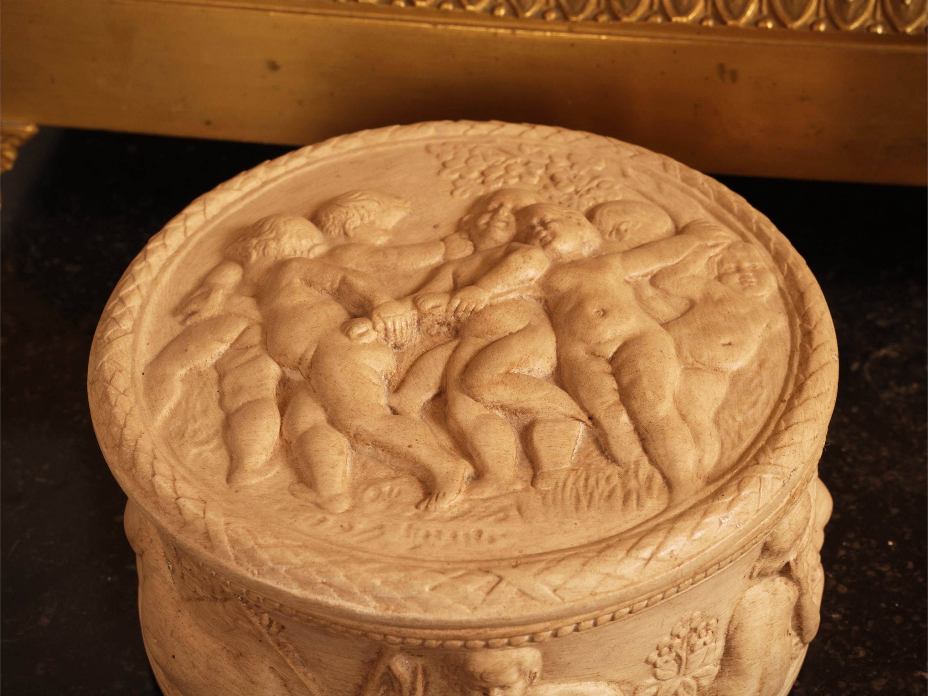 Dini e Cellai, Scatola in terracotta istoriata con putti