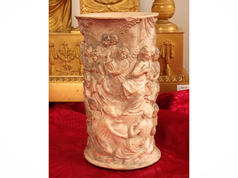 Vaso cilindrico in terracotta istoriato con scena allegorica