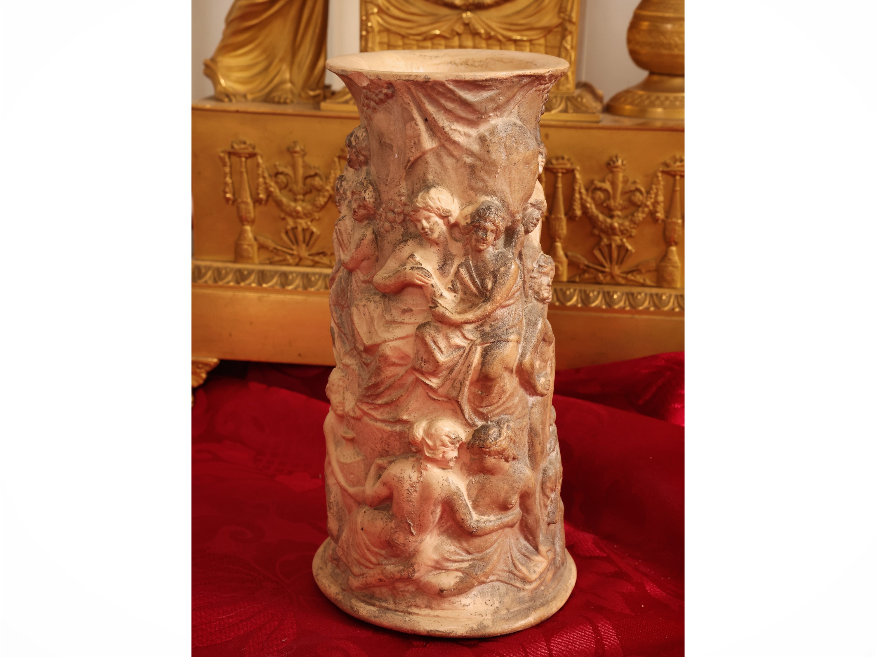 Vaso cilindrico in terracotta istoriato con scena allegorica