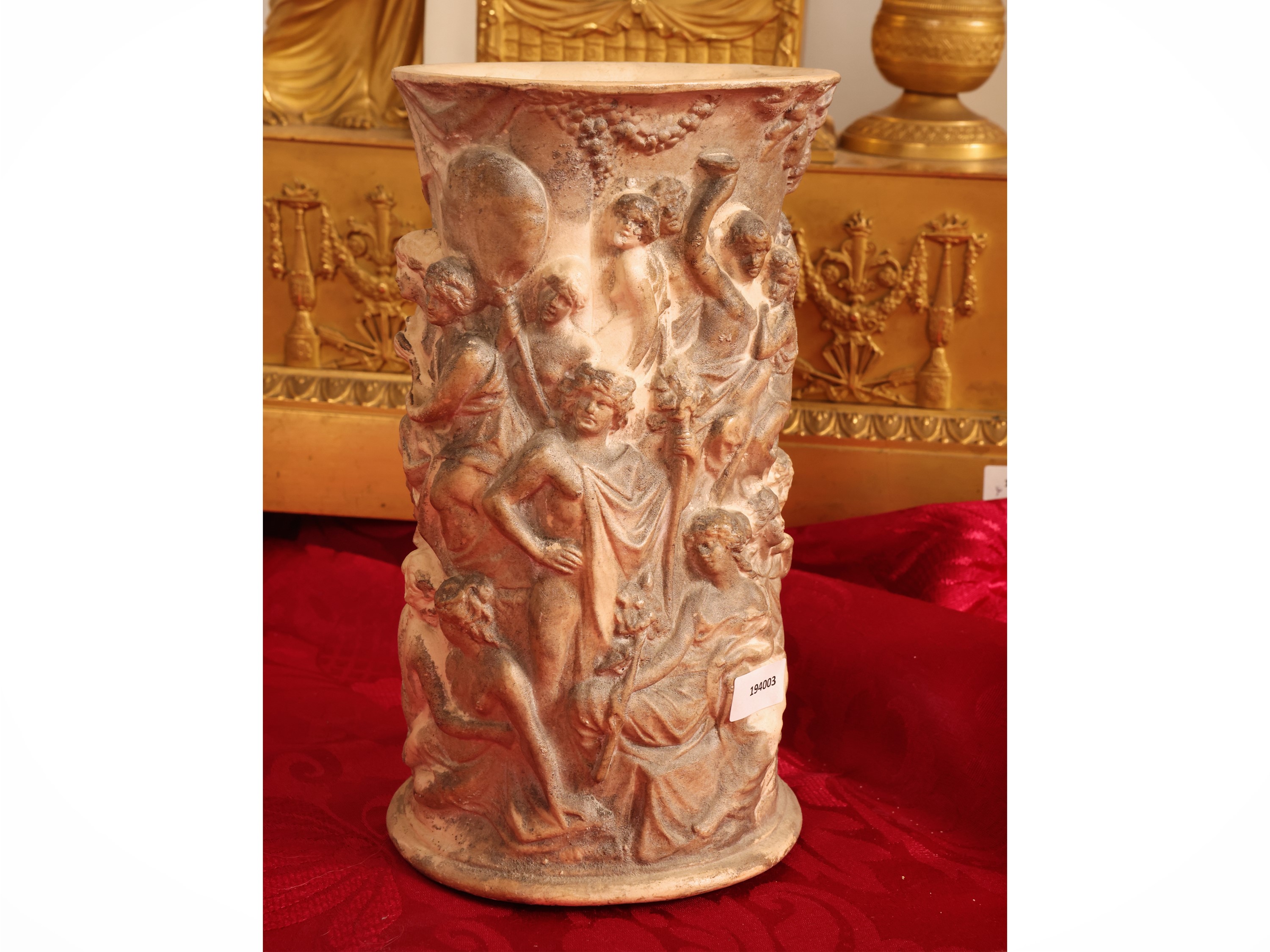 Vaso cilindrico in terracotta istoriato con scena allegorica