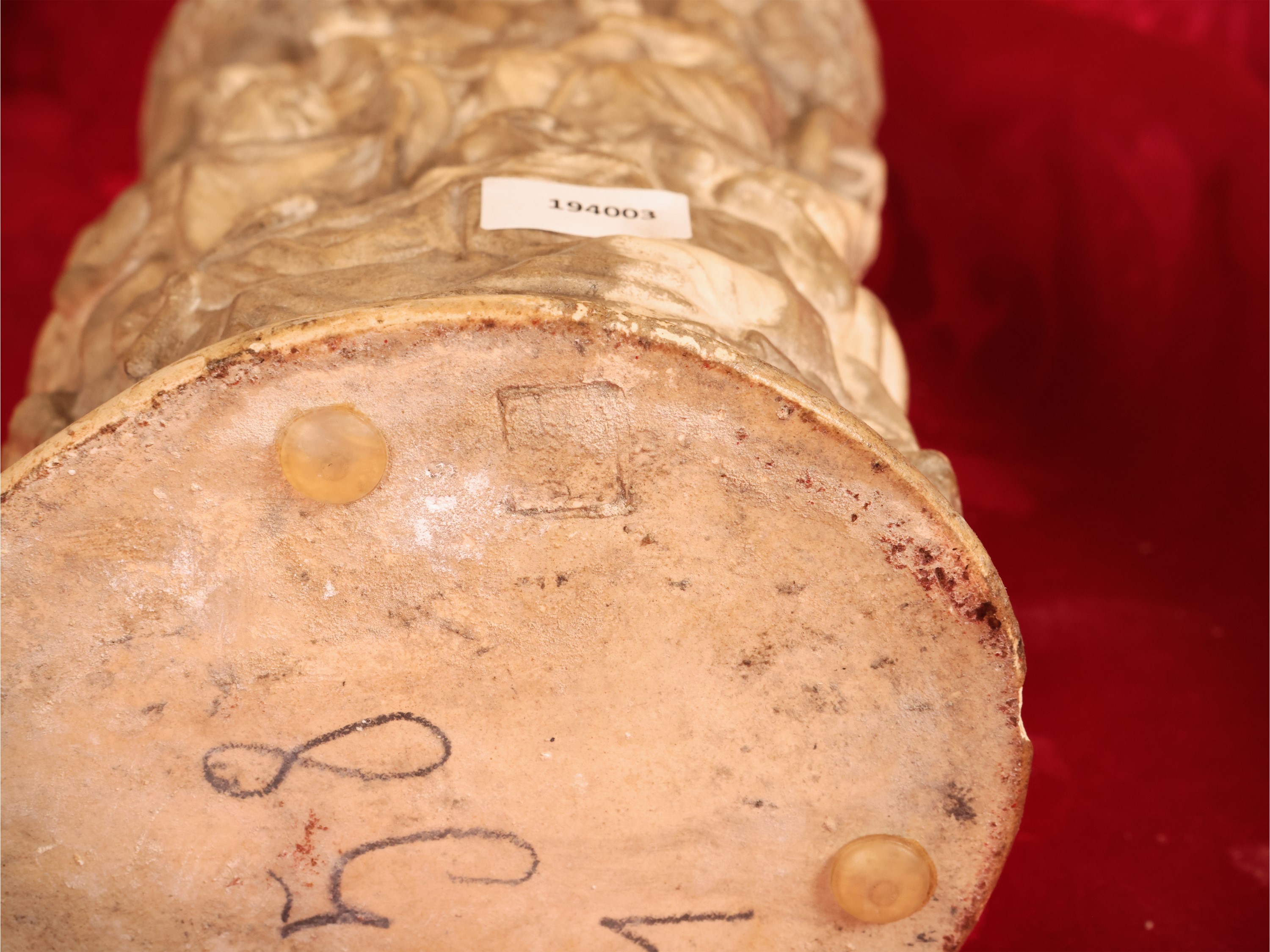 Vaso cilindrico in terracotta istoriato con scena allegorica