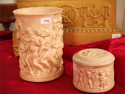 Inizio del XX secolo, Vaso e scatola in terracotta istoriati con putti e baccanale