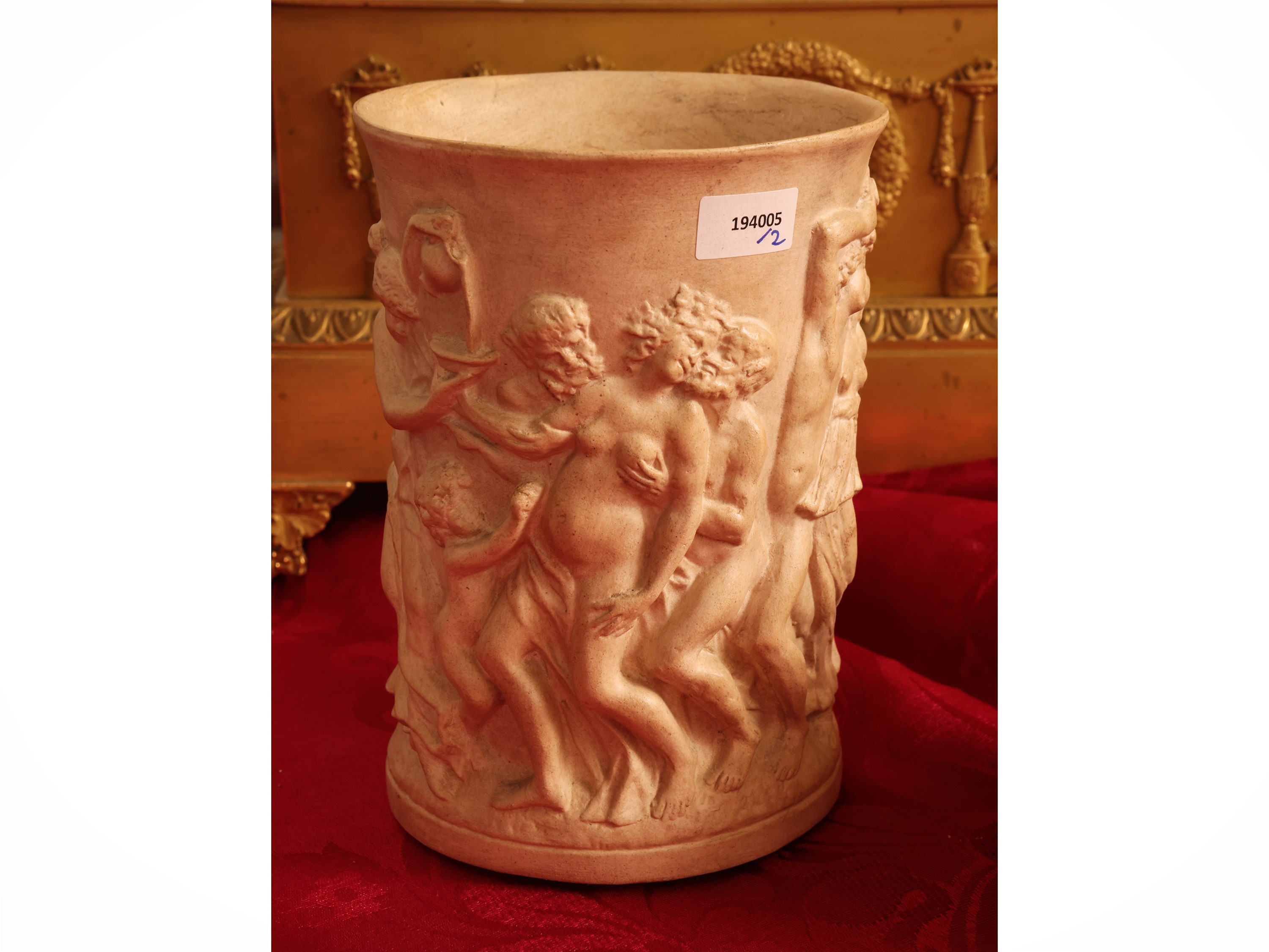 Inizio del XX secolo, Vaso e scatola in terracotta istoriati con putti e baccanale