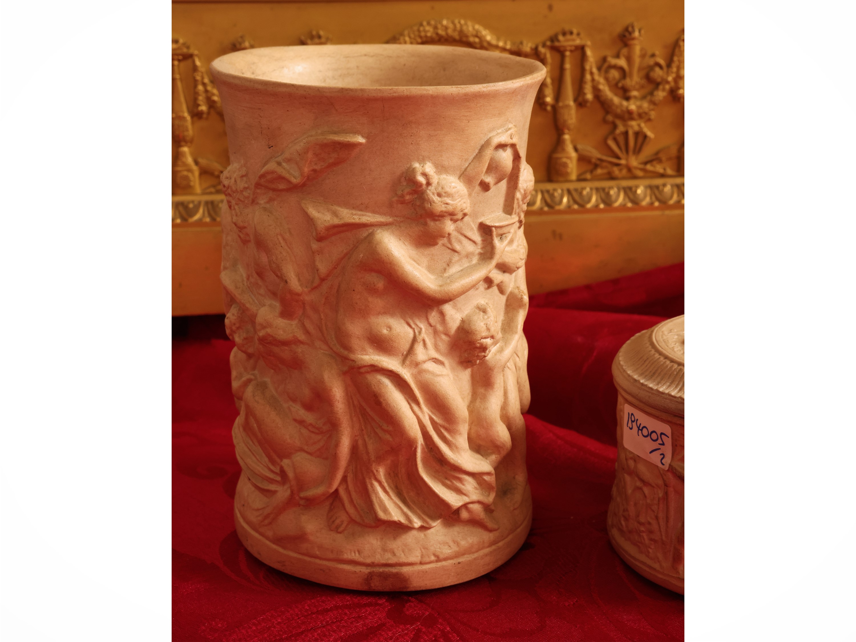 Inizio del XX secolo, Vaso e scatola in terracotta istoriati con putti e baccanale