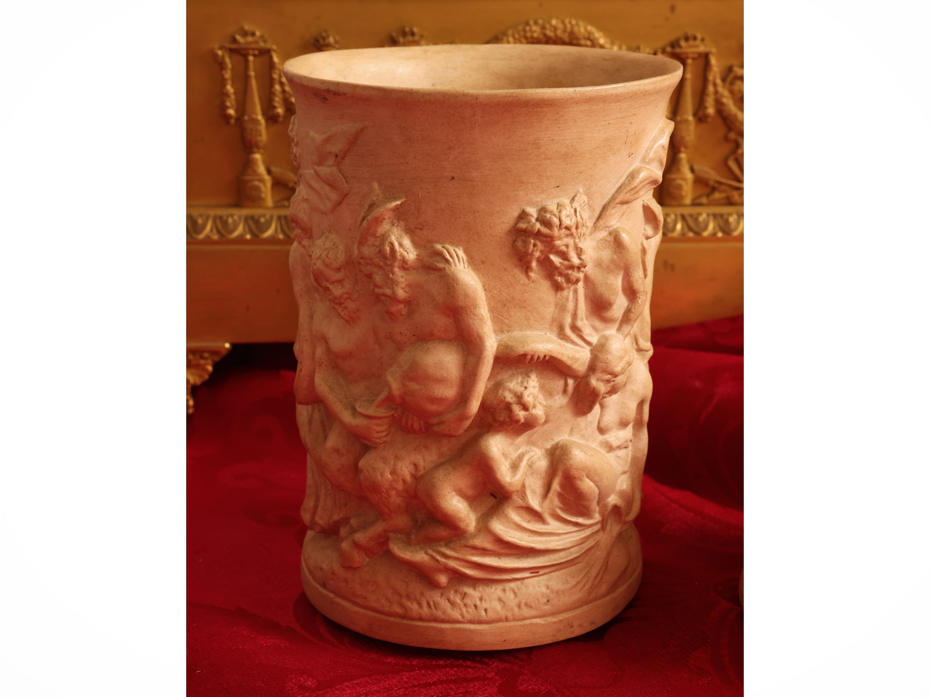 Inizio del XX secolo, Vaso e scatola in terracotta istoriati con putti e baccanale