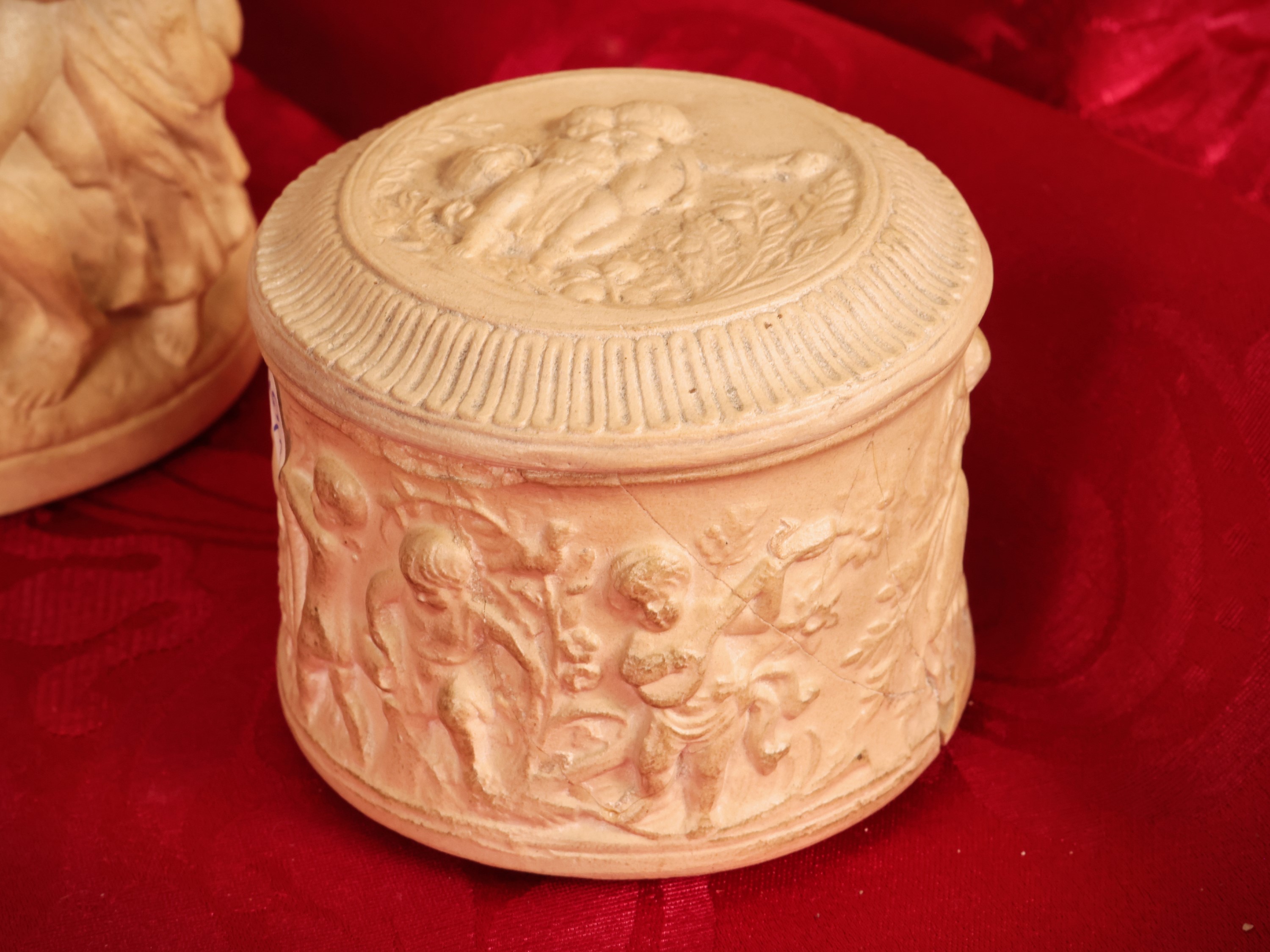Inizio del XX secolo, Vaso e scatola in terracotta istoriati con putti e baccanale