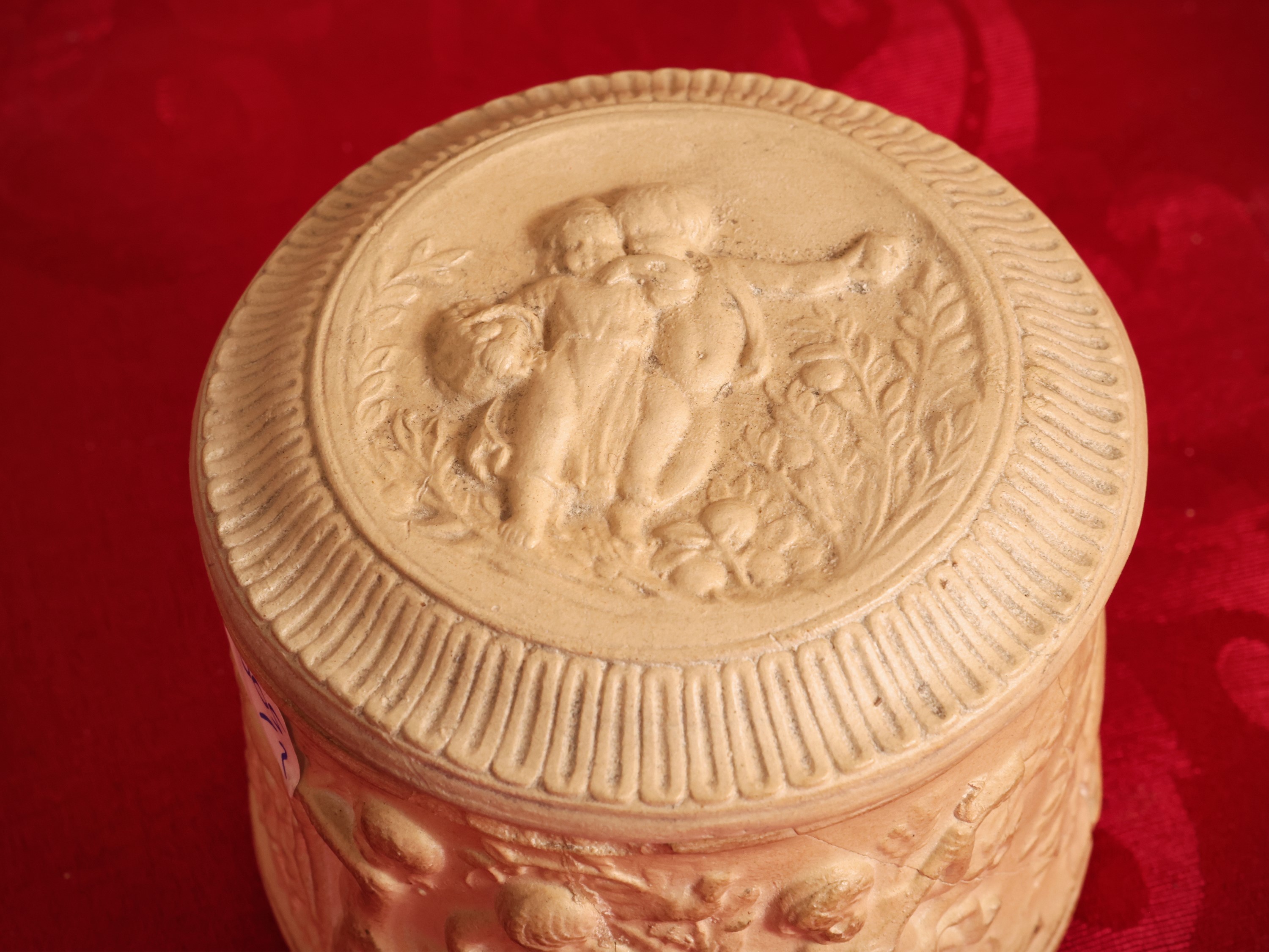 Inizio del XX secolo, Vaso e scatola in terracotta istoriati con putti e baccanale