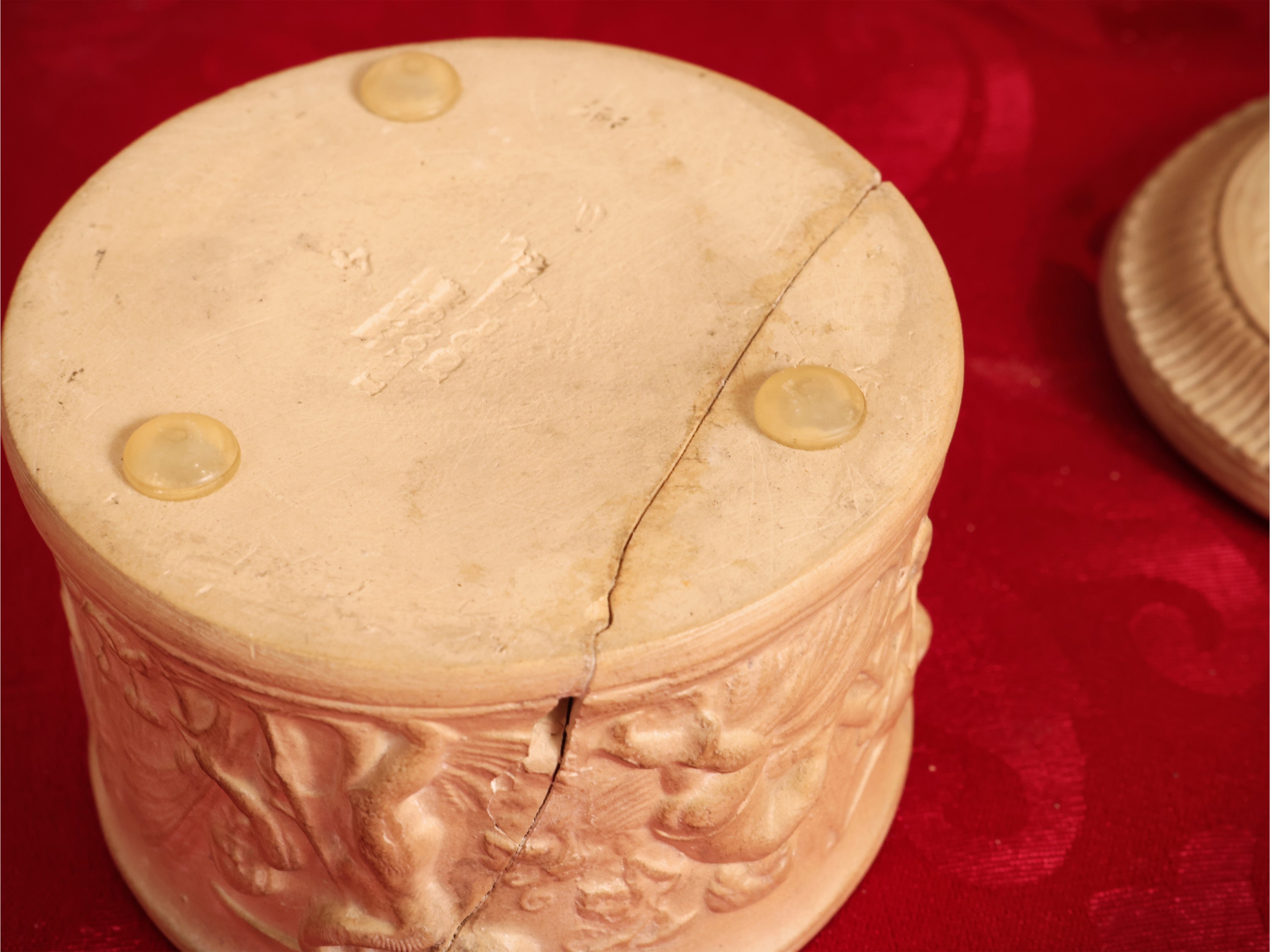 Inizio del XX secolo, Vaso e scatola in terracotta istoriati con putti e baccanale