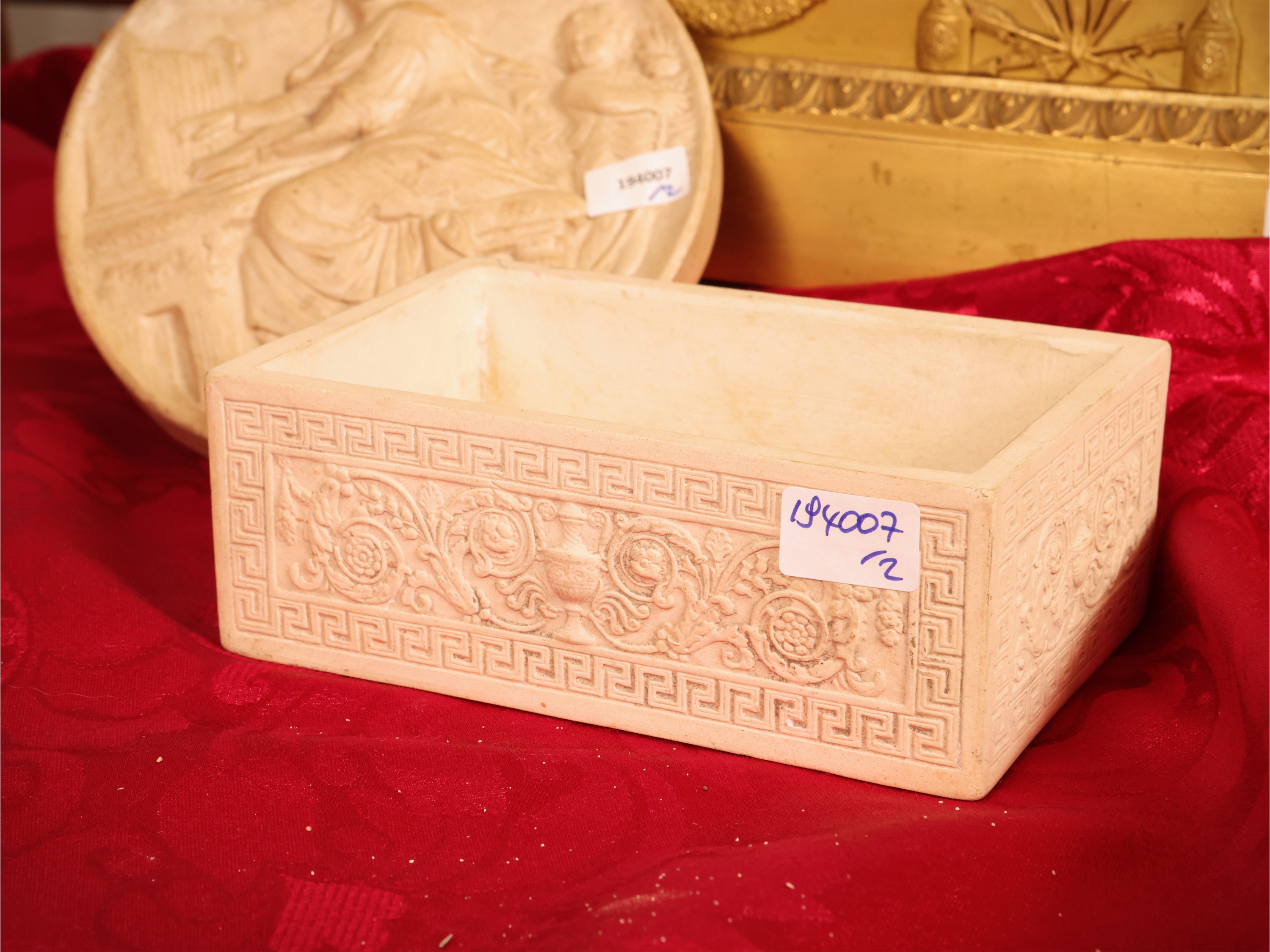 Signa e Dini e Cellai, Placca circolare e vaschetta in terracotta con decorazioni classiche e fig...