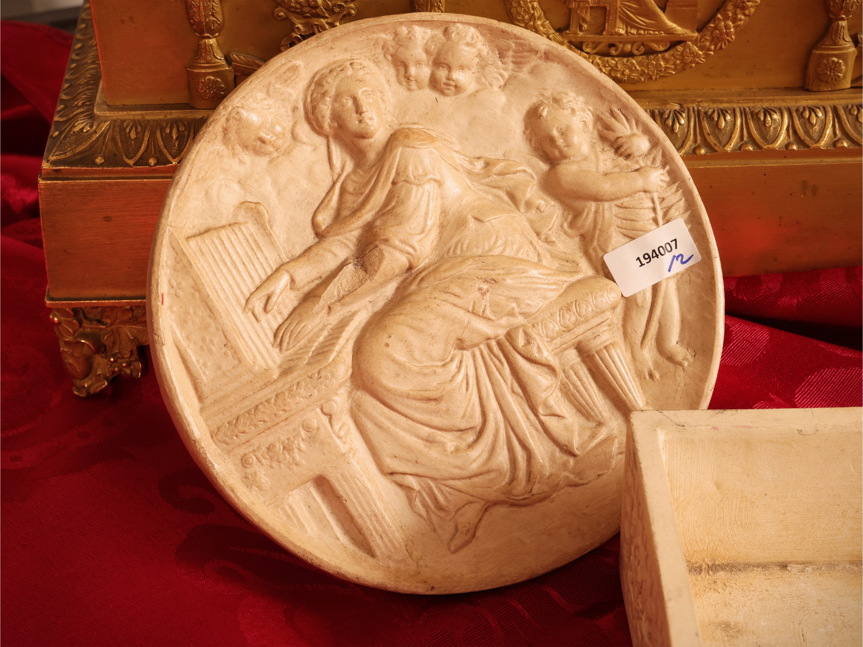 Signa e Dini e Cellai, Placca circolare e vaschetta in terracotta con decorazioni classiche e fig...