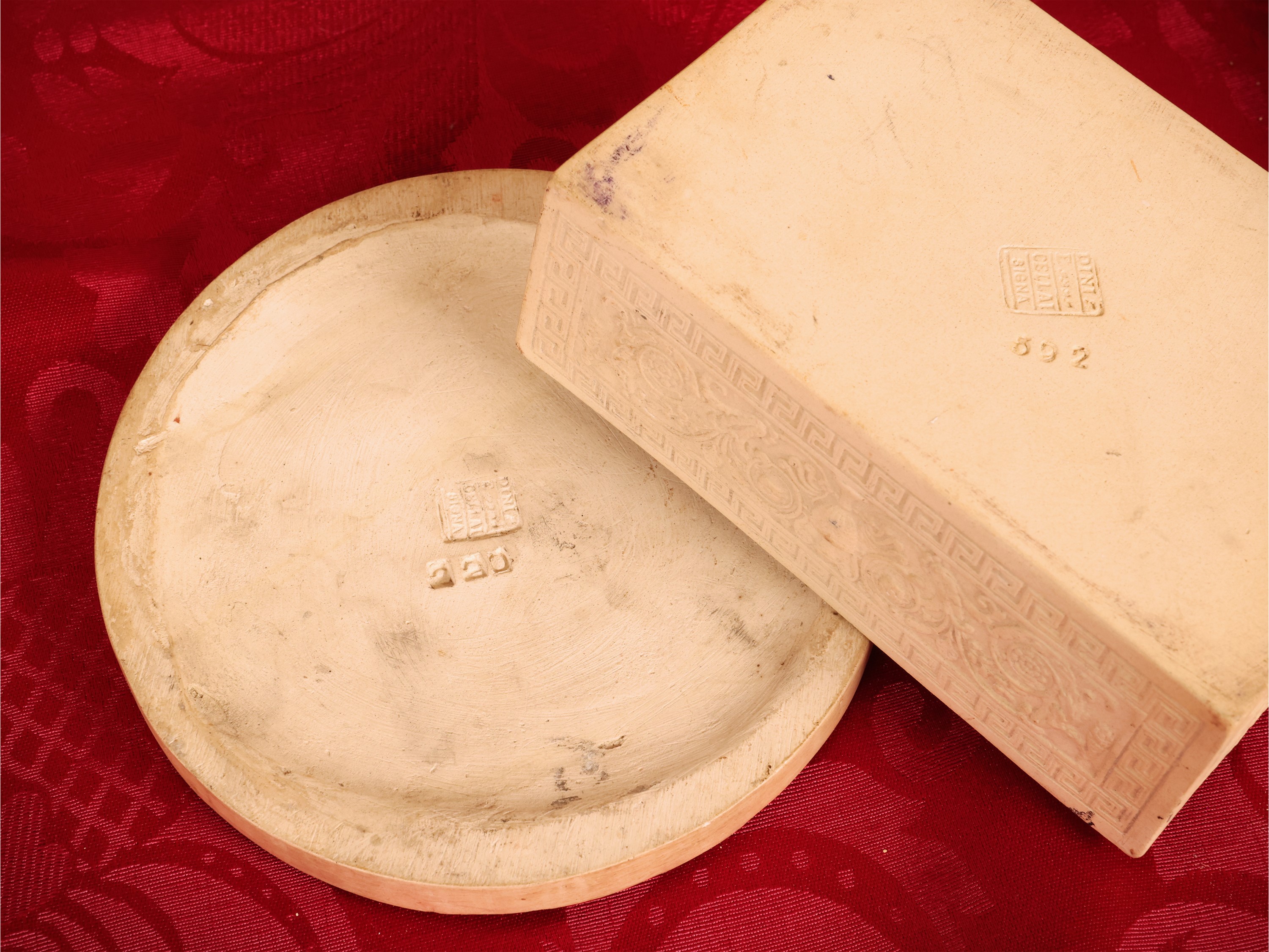 Signa e Dini e Cellai, Placca circolare e vaschetta in terracotta con decorazioni classiche e fig...