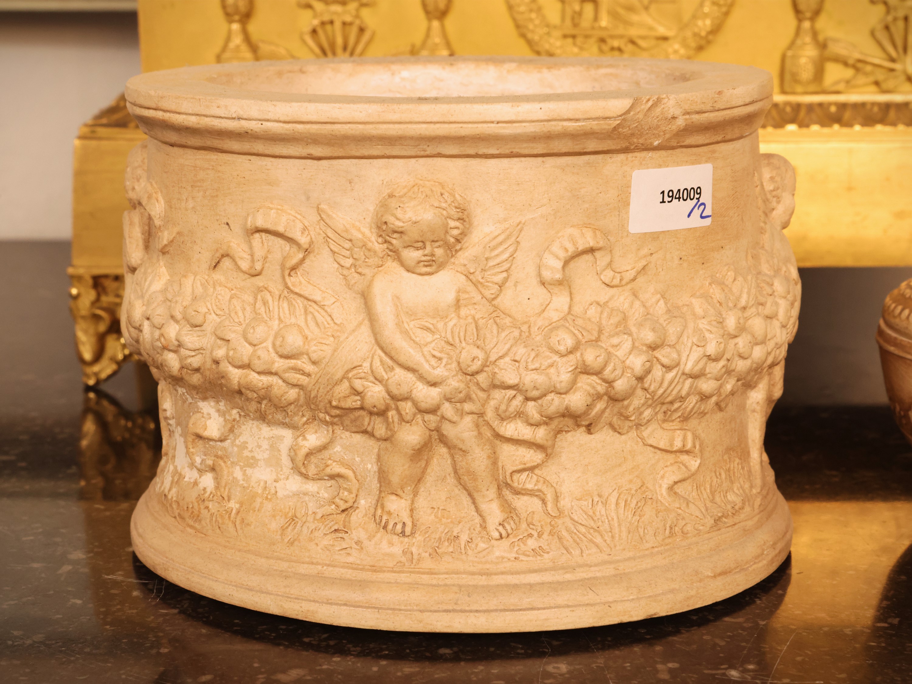 Manifattura di Signa, Piccolo vaso istoriato con putti e scatola in terracotta