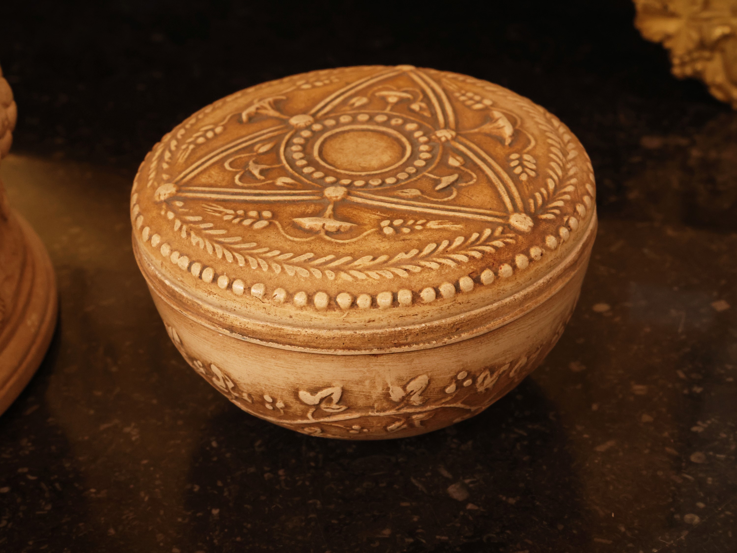 Manifattura di Signa, Piccolo vaso istoriato con putti e scatola in terracotta