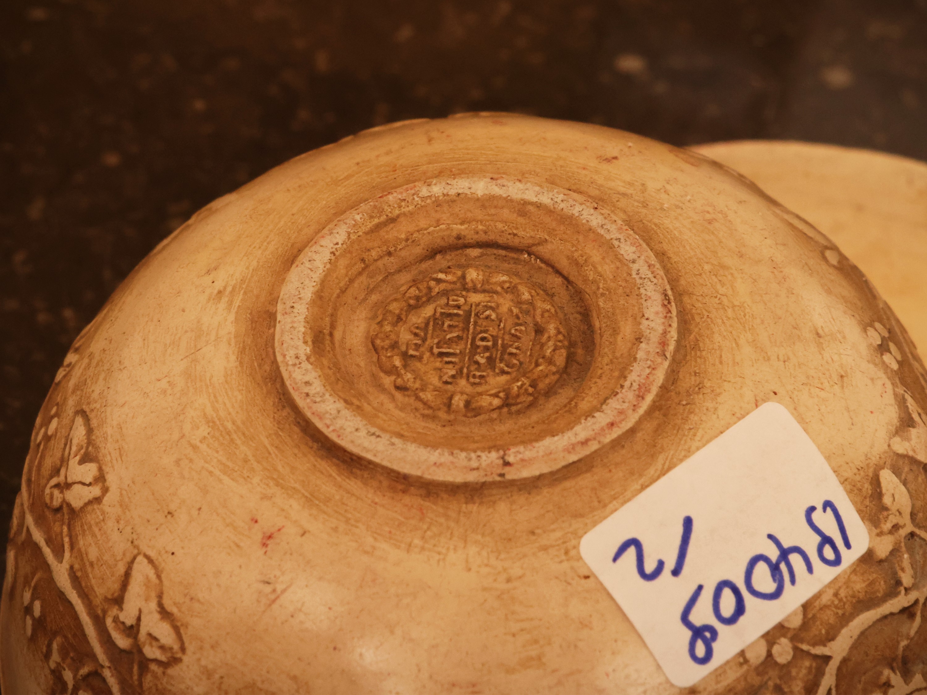 Manifattura di Signa, Piccolo vaso istoriato con putti e scatola in terracotta