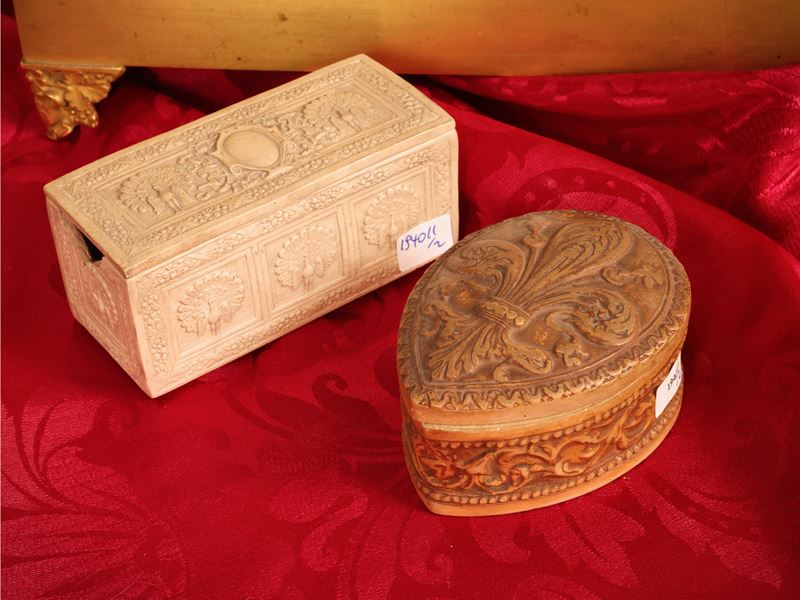 Manifattura di Signa, Due piccole scatole in terracotta (scudo con giglio fiorentino e motivo di ...