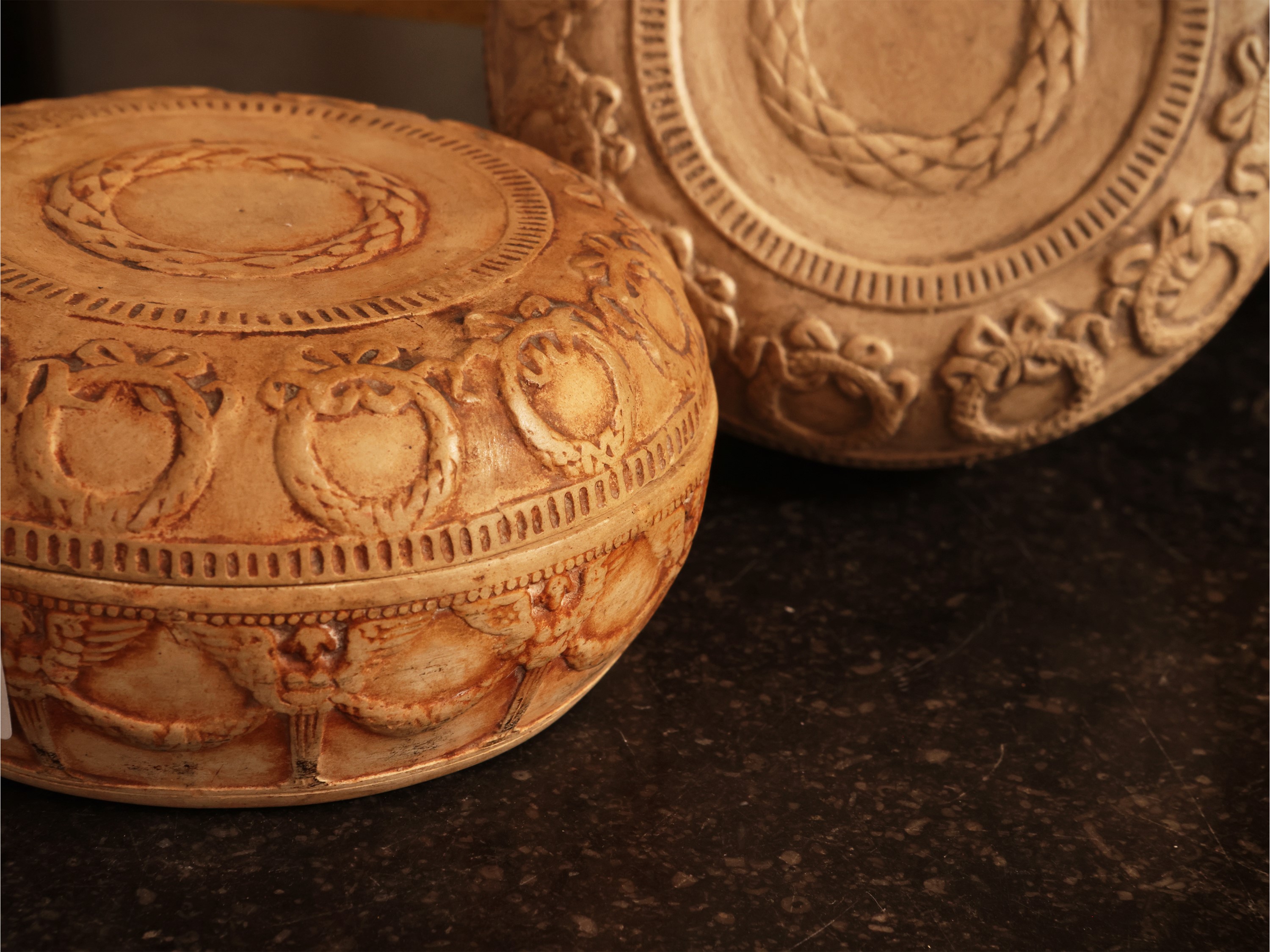 Coppia di scatole circolari in terracotta, decorazioni a ghirlande (inizio XX secolo)