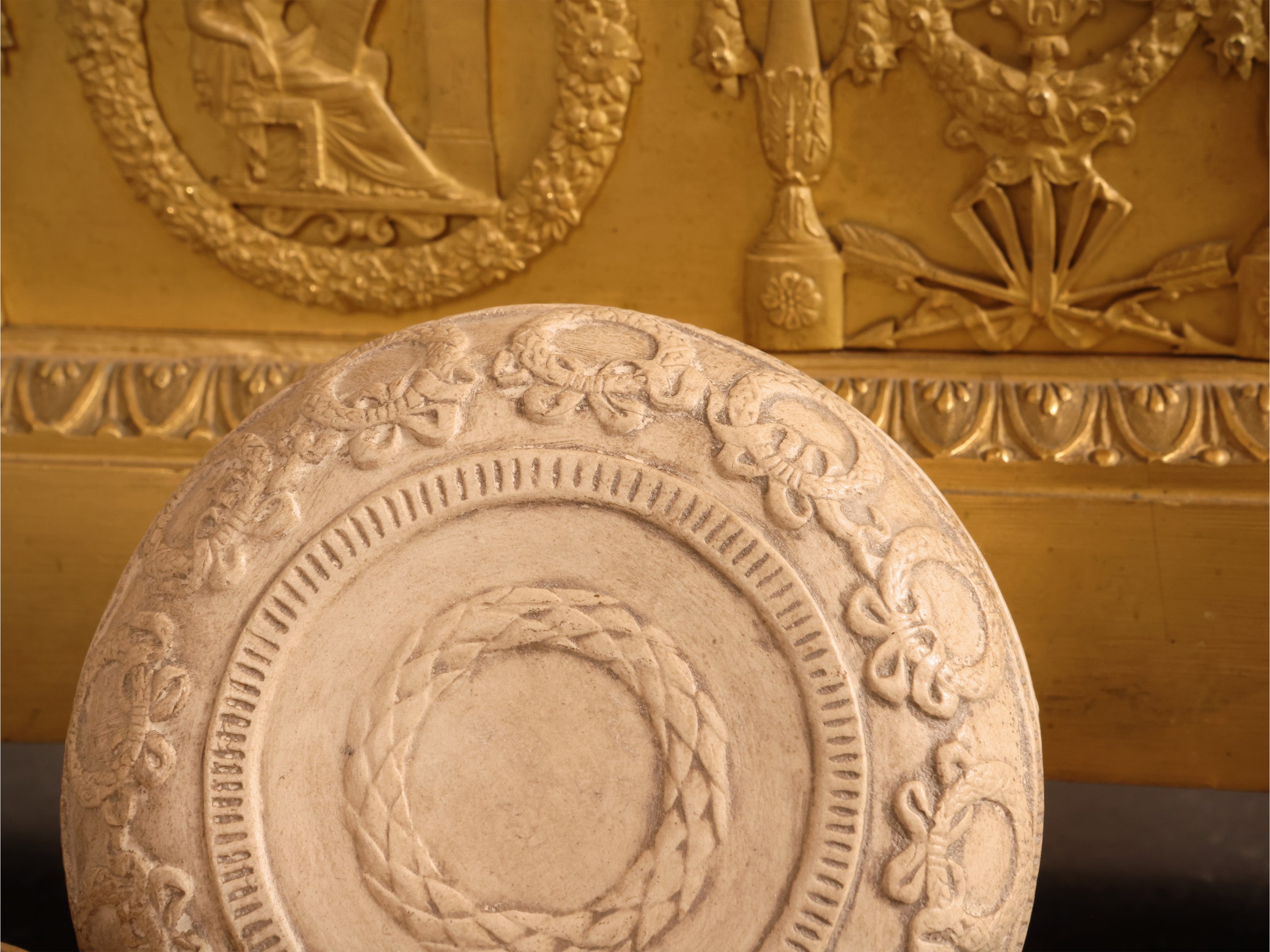 Coppia di scatole circolari in terracotta, decorazioni a ghirlande (inizio XX secolo)