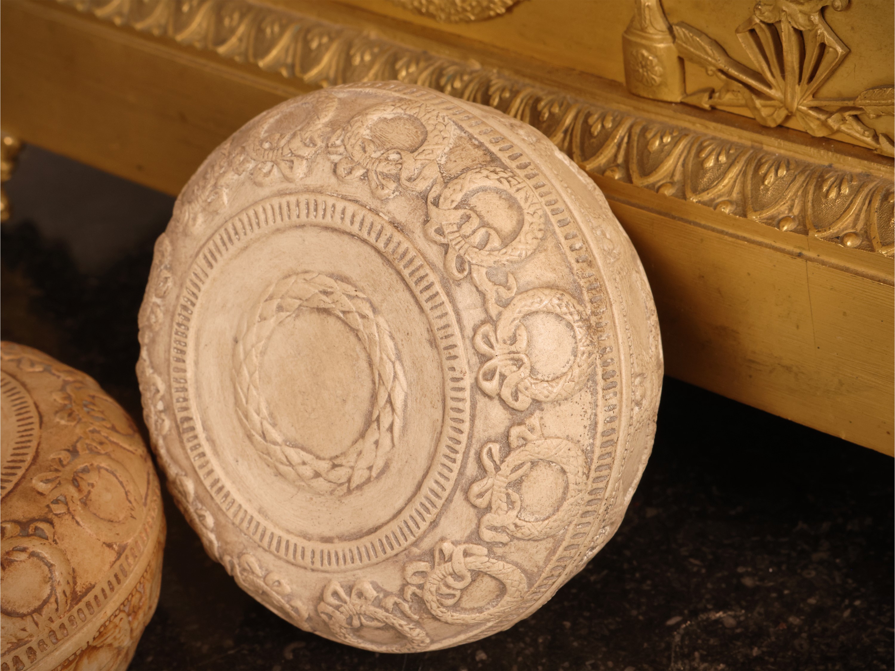 Coppia di scatole circolari in terracotta, decorazioni a ghirlande (inizio XX secolo)