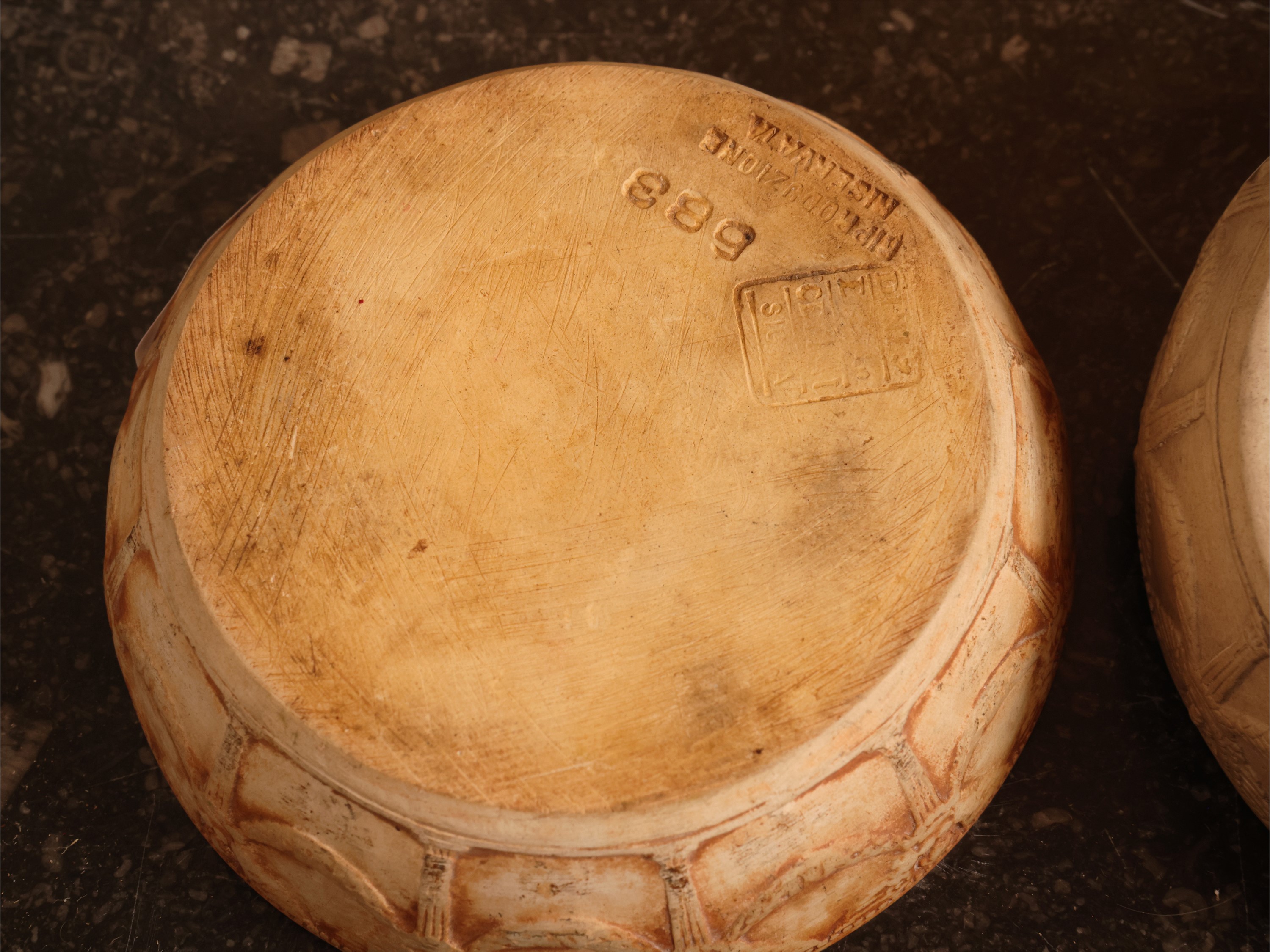 Coppia di scatole circolari in terracotta, decorazioni a ghirlande (inizio XX secolo)