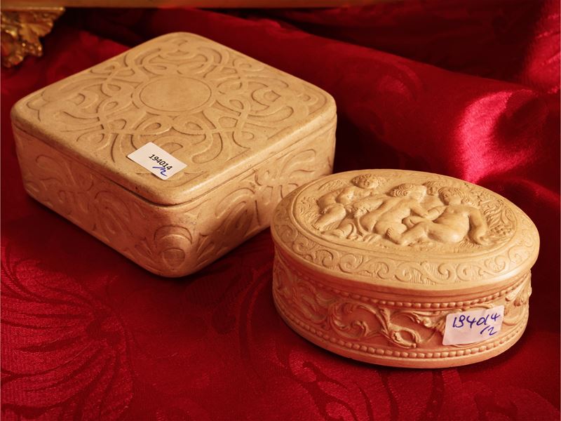 Dini e Cellai, Due scatole in terracotta (ovale istoriata con putti e quadrata Art Nouveau)