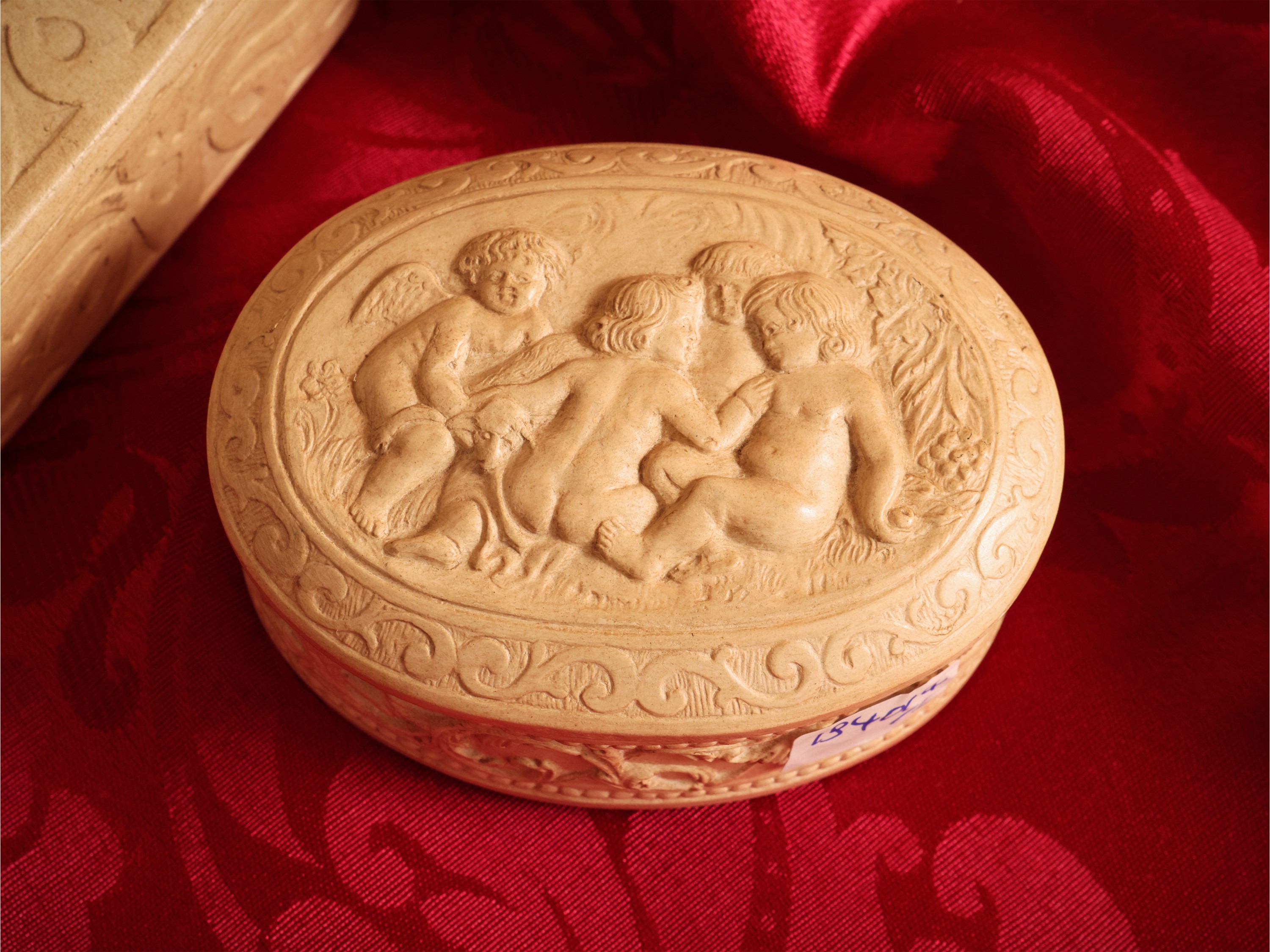 Dini e Cellai, Due scatole in terracotta (ovale istoriata con putti e quadrata Art Nouveau)