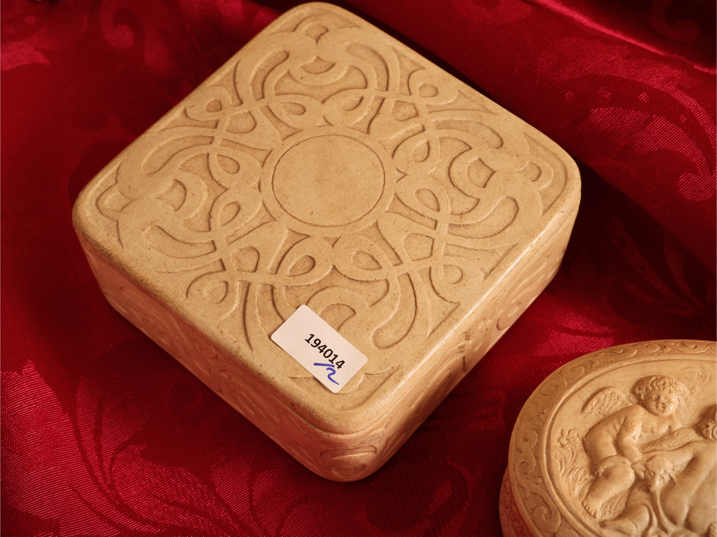 Dini e Cellai, Due scatole in terracotta (ovale istoriata con putti e quadrata Art Nouveau)