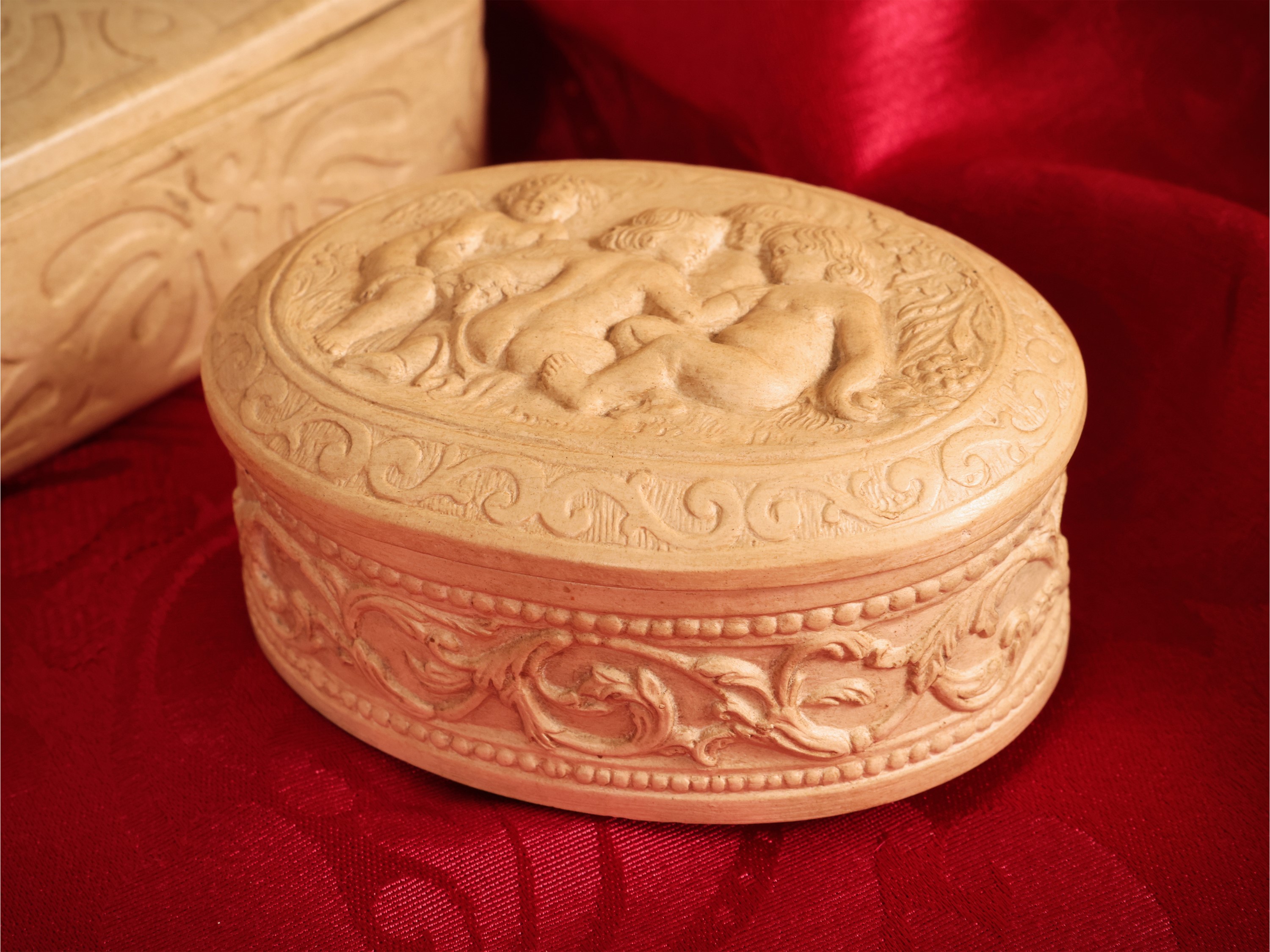 Dini e Cellai, Due scatole in terracotta (ovale istoriata con putti e quadrata Art Nouveau)